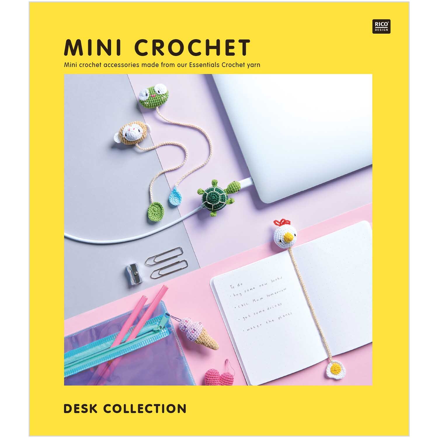 Mini Crochet Desk Collection: Bunte Häkelaccessoires von Rico Design auf einem Schreibtisch mit Laptop und Notizbuch.