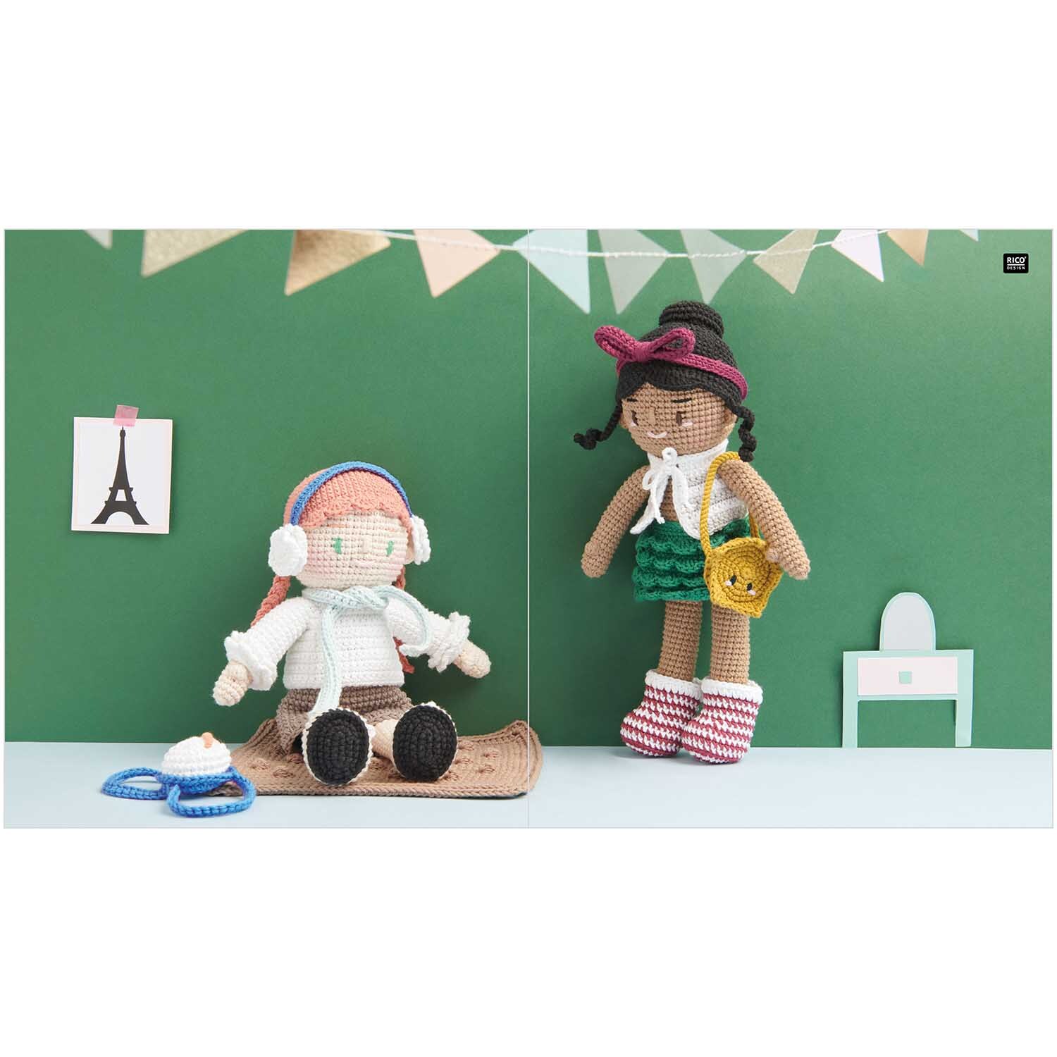 Ricorumi Dollies französisch: Zwei gehäkelte Puppen in einem Raum mit grüner Wand und Pariser Dekor.