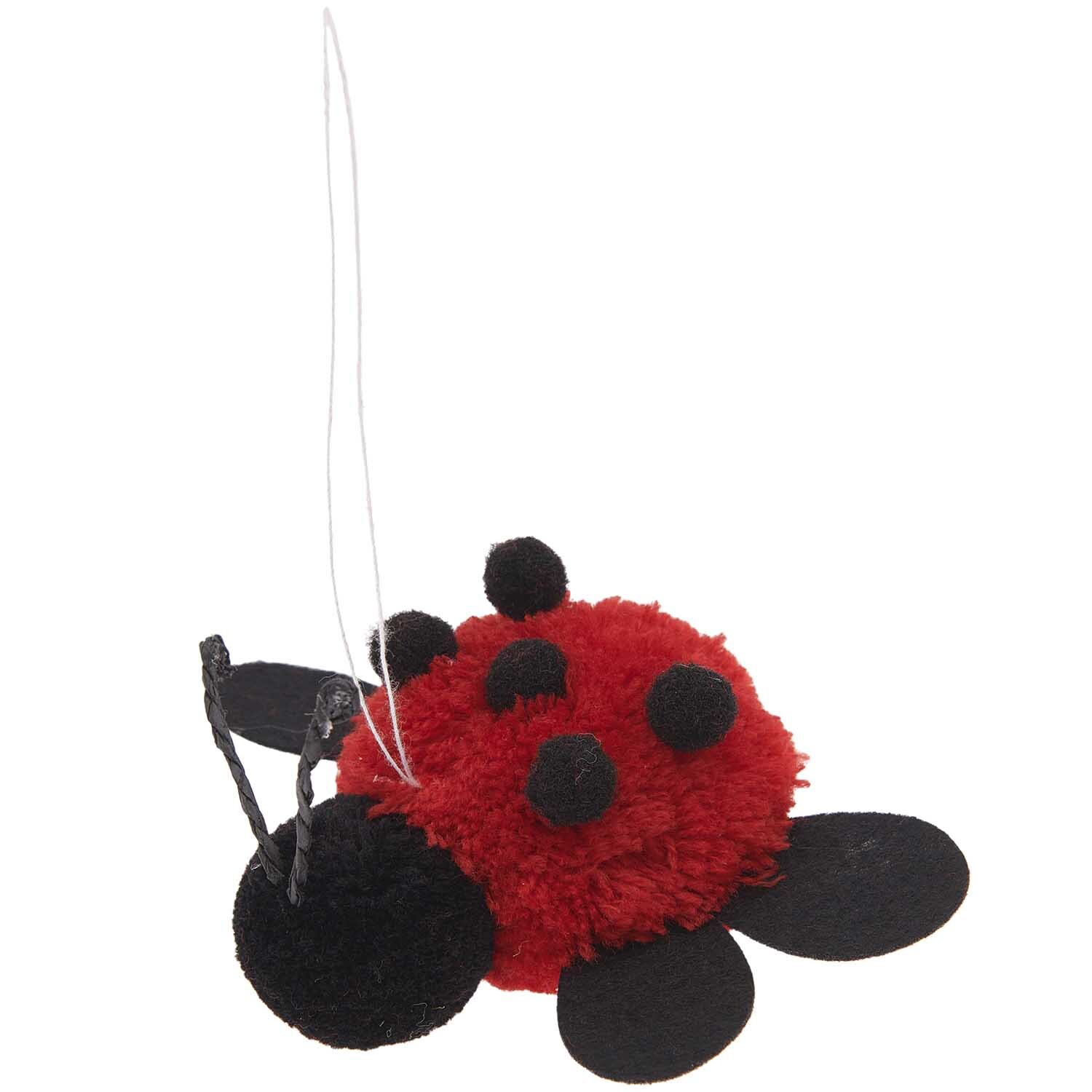 Pompon Marienkäfer zum Aufhängen von Rico Design, rote und schwarze Pompons mit Aufhängeschnur. Ideal für Dekorationen.