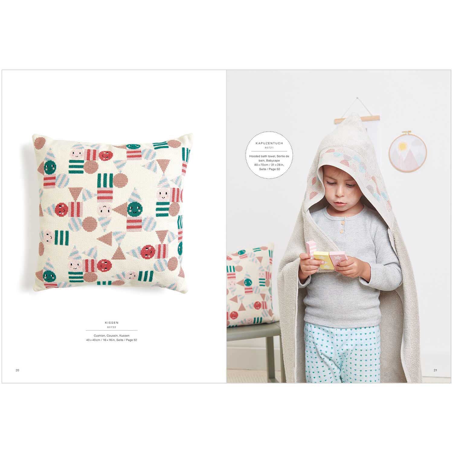 Stickbuch Happy Baby Nr. 179: Kind mit Kapuze hält ein Buch, neben einem Kissen mit buntem geometrischem Muster.