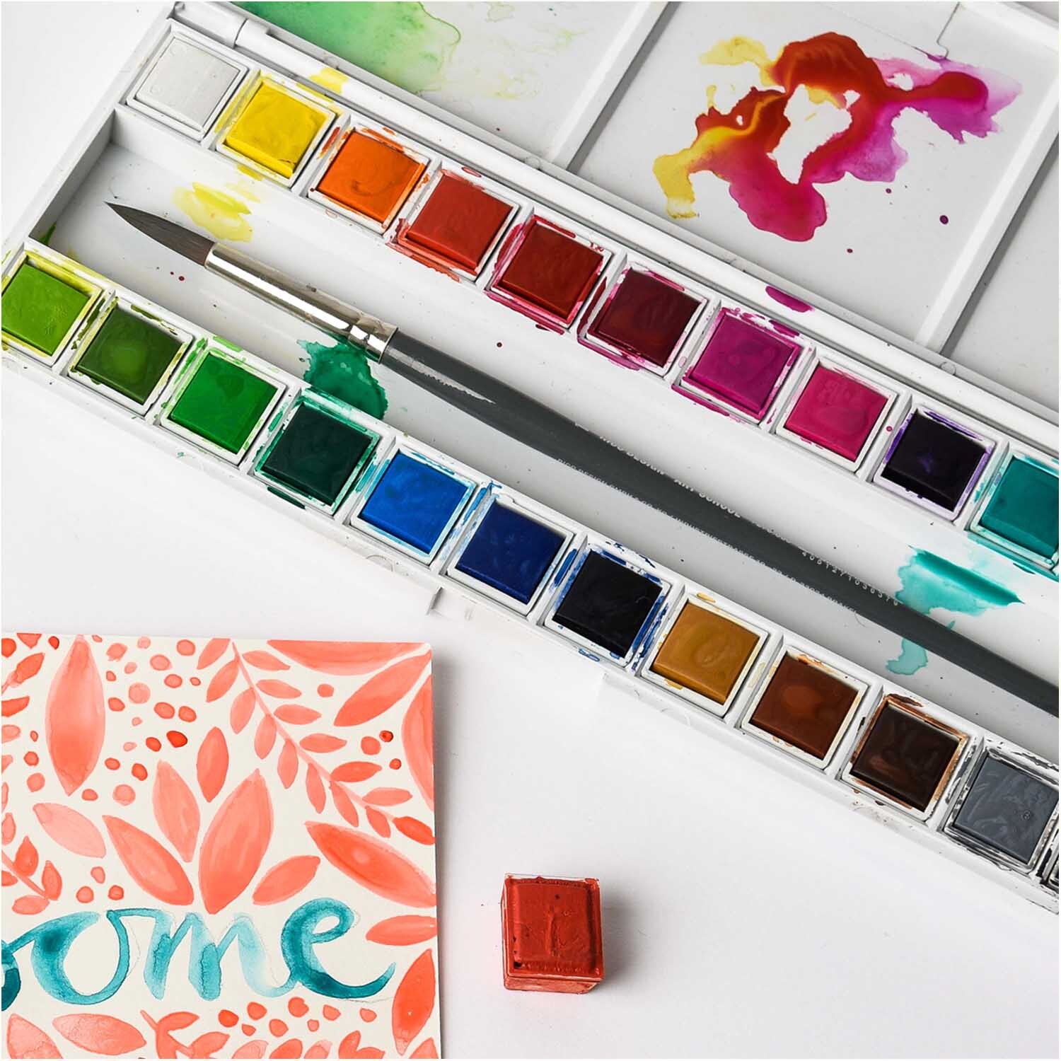 ART Künstler Aquarellfarben 24 Farben von Rico Design, präsentiert in einer Palette mit Pinsel und farbenfrohem Muster.