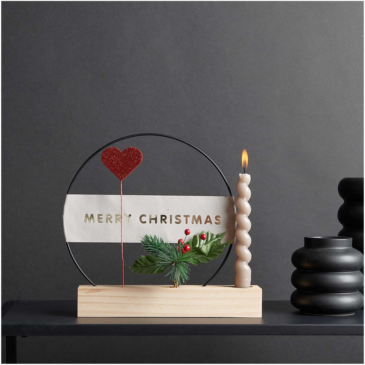 Picker Herz rot glitter FSC 100%: Dekoration mit rotem Herz und Weihnachtsgrüßen, ideal für festliche Anlässe.