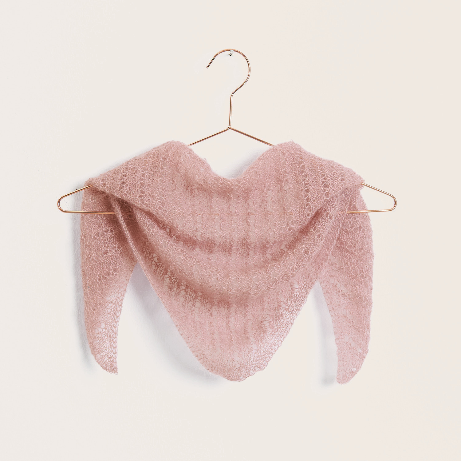 Strickset Dreieckstuch Modell 08 in Altrosa, gefertigt aus Essentials Super Kid Mohair Loves Silk.