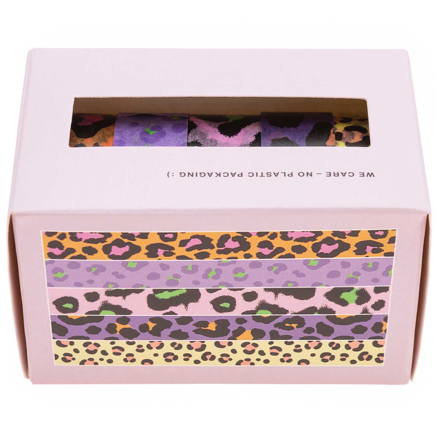 Paper Poetry Tape Set Acid Leo, 5-teilig, mit buntem Leopardenmuster in einer rosa Verpackung. Ideal für kreative Projekte.