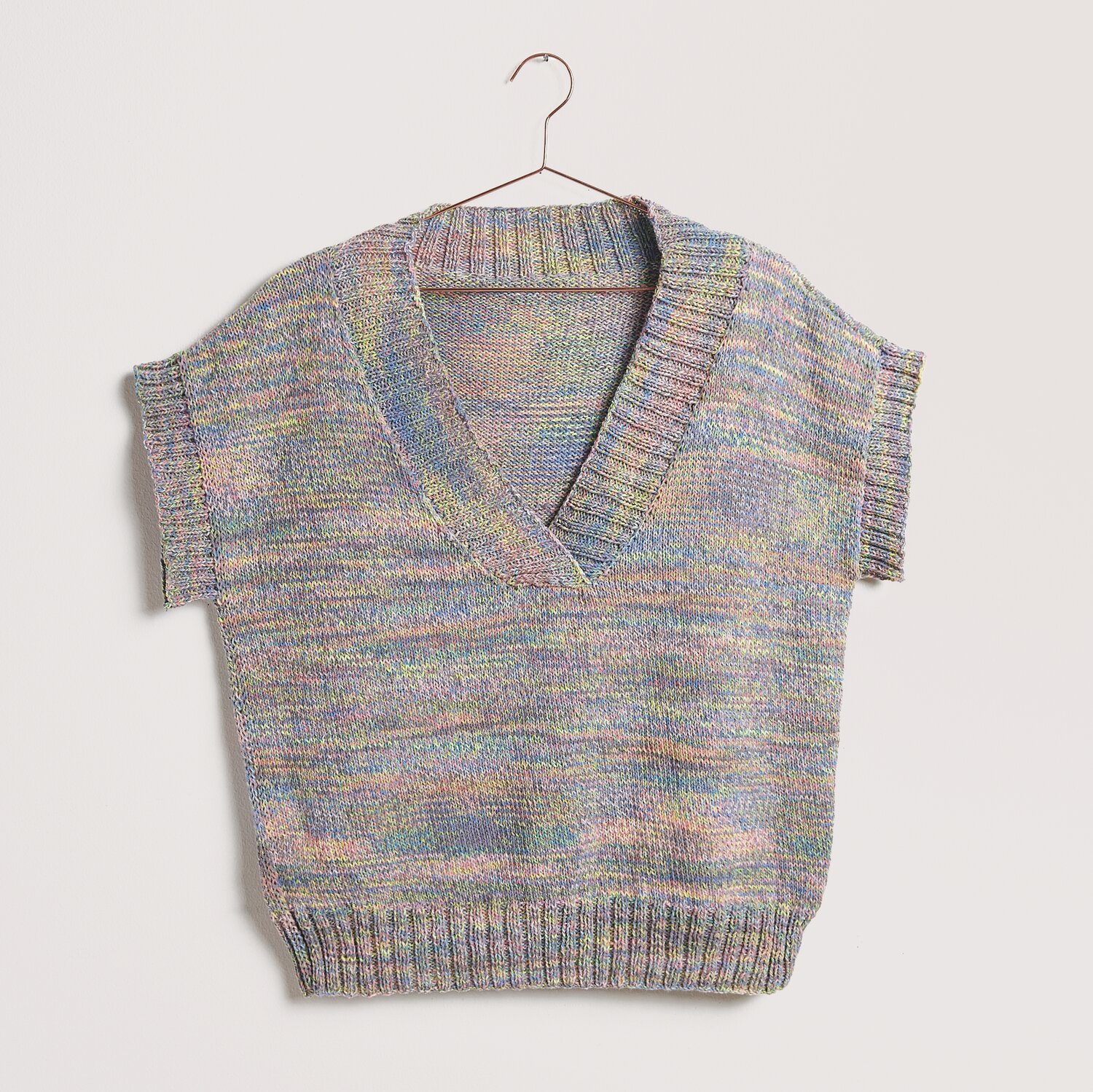 Strickset Shirt Modell 10 aus Die Neue Masche No. 12, pastellfarben, V-Ausschnitt, kurzärmelig. Ideal für Frühjahr-Sommer, Creative Summer Sprinkles.