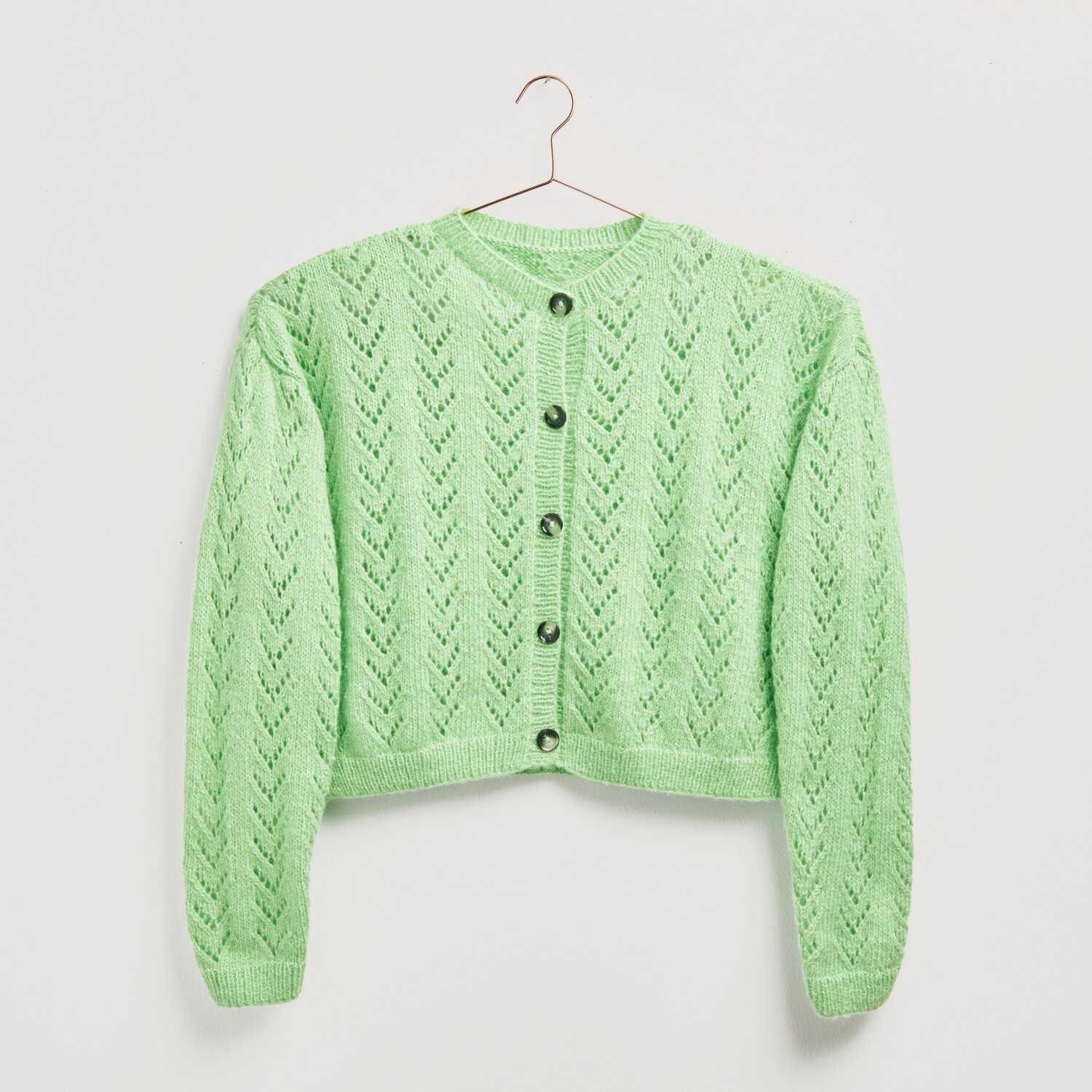 Strickset Jacke Modell 22: Pastellgrüne Jacke mit Knopfleiste, gestrickt aus Creative Fluffily dk von Rico Design.