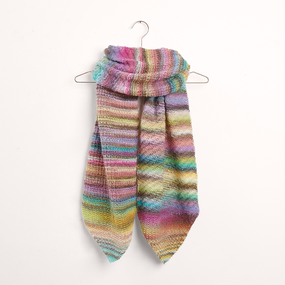 Bunter Schal auf grauem Hintergrund – zum Strickset