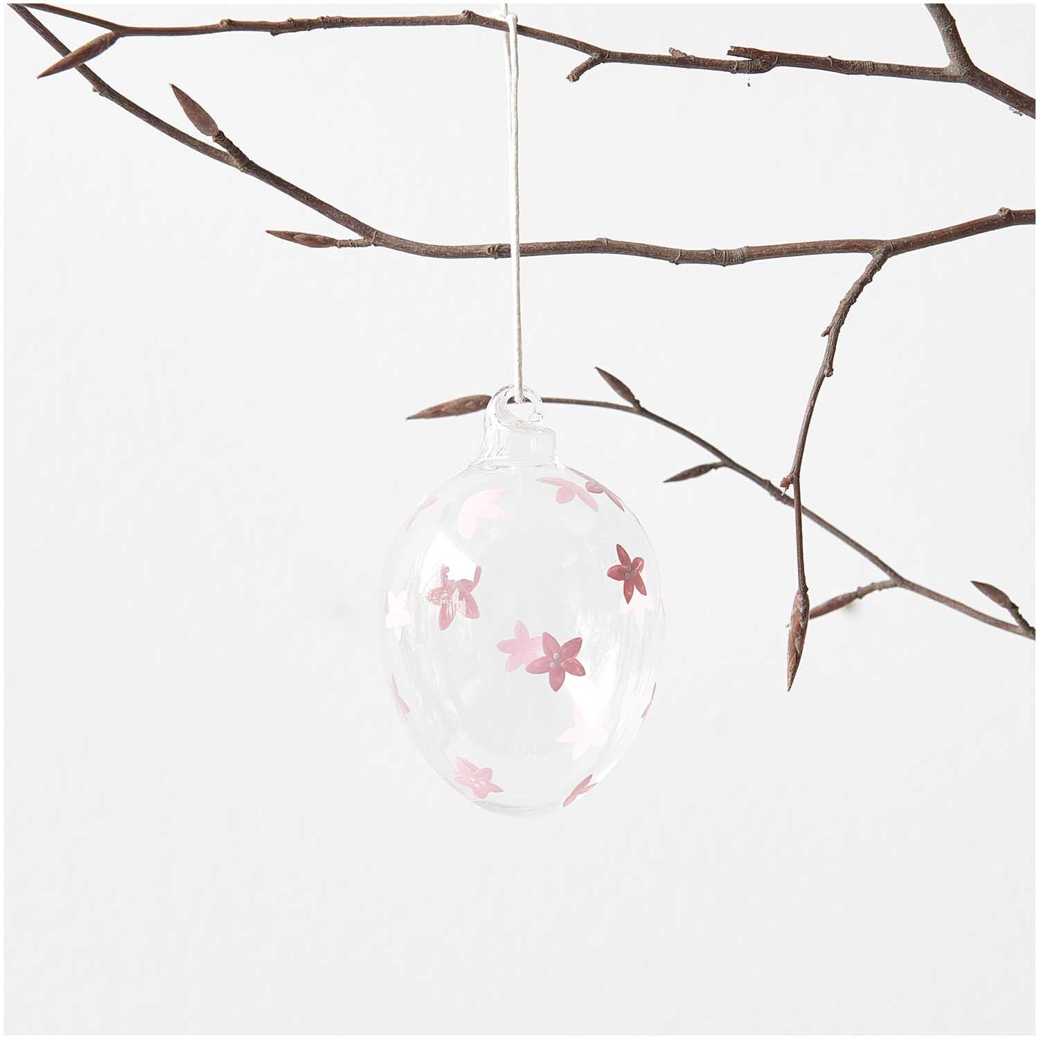 Glas Ei Kirschblüte handbemalt Ø 6cm von Rico Design, hängend an einem Ast mit zarten Blütenmotiven.