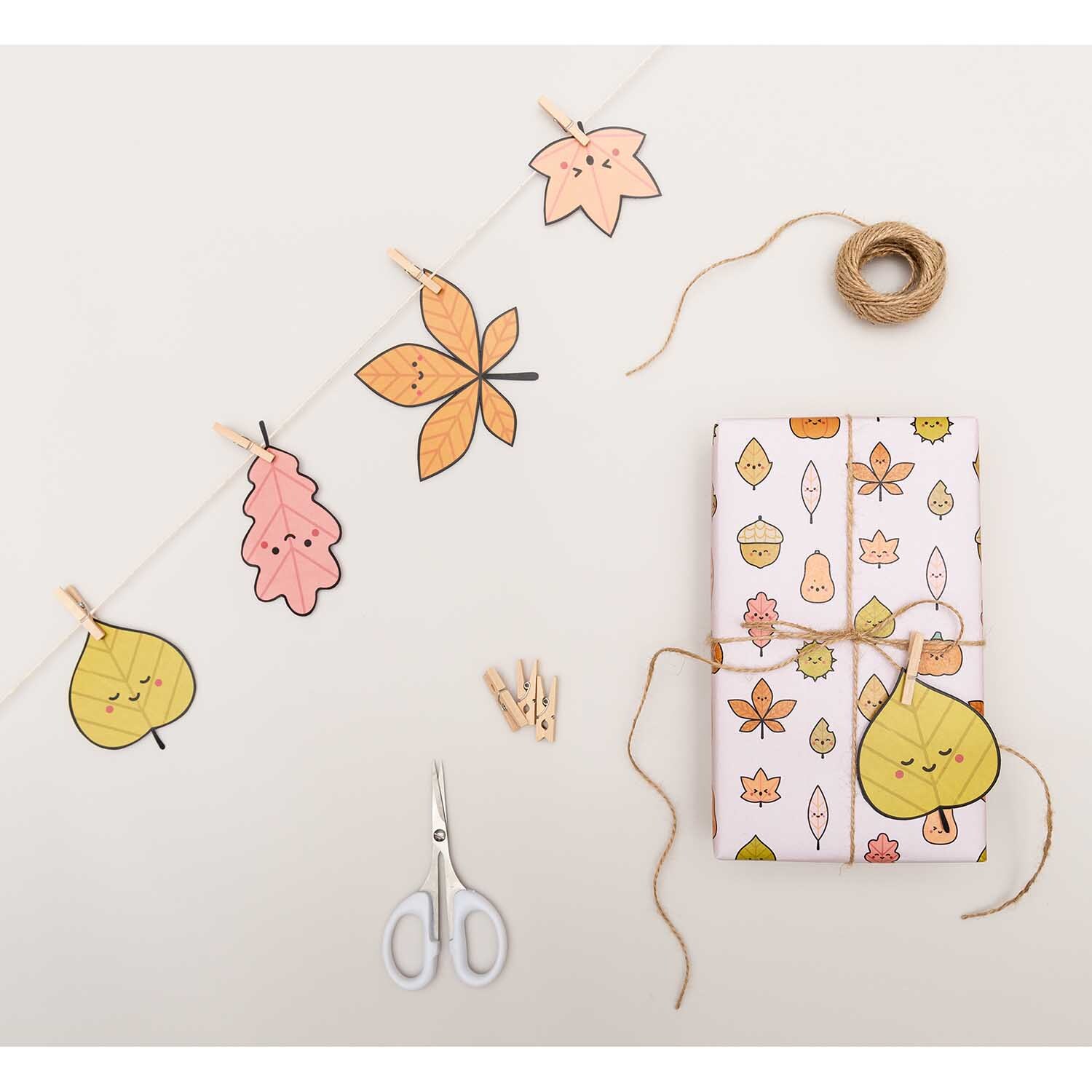 Paper Poetry Papieranhänger Blätter bunt 8 Stück: Mehrfarbige Blätter-Dekoration mit Schere und Geschenkpapier. Ideal für kreative Bastelprojekte.