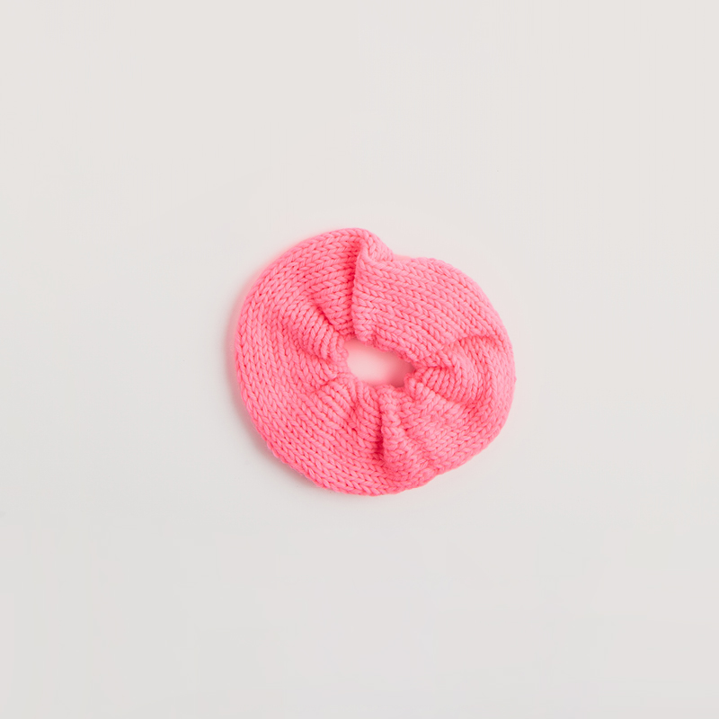 Gestricktes Scrunchie in Pink: Modell 04b aus dem Heft Vegan Cashmere