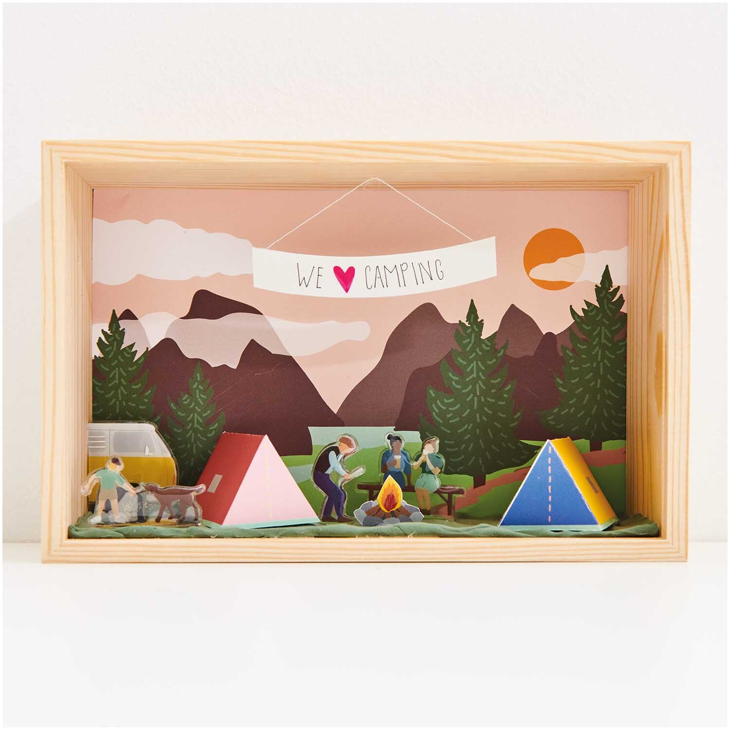 Figurico Modelliermasse 28g: Diorama mit Camping-Szene, Zelten, Lagerfeuer und Bergen im Hintergrund.