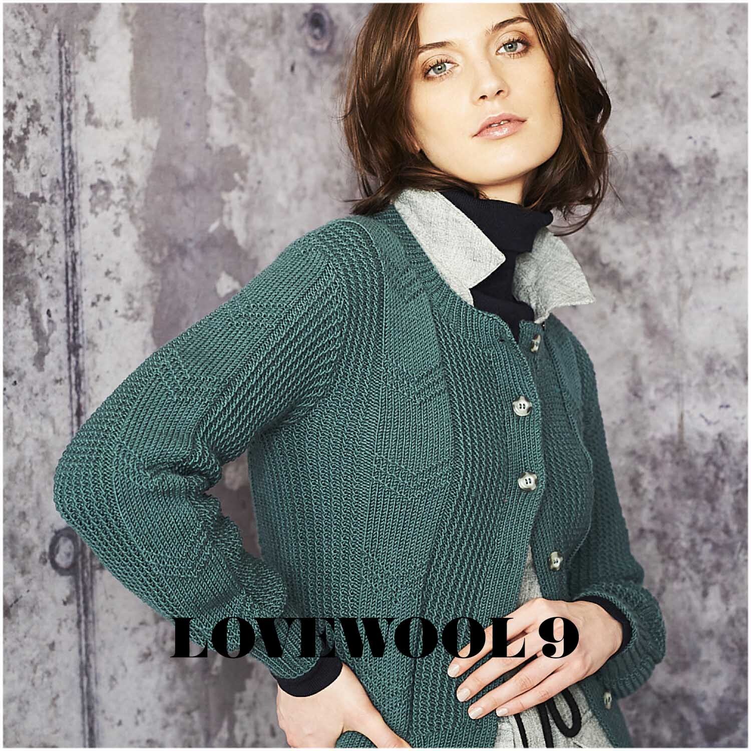 Essentials Merino dk: Frau trägt gestrickte Jacke in Blau-Grün, stilvoll kombiniert mit Hemd und Rollkragen.