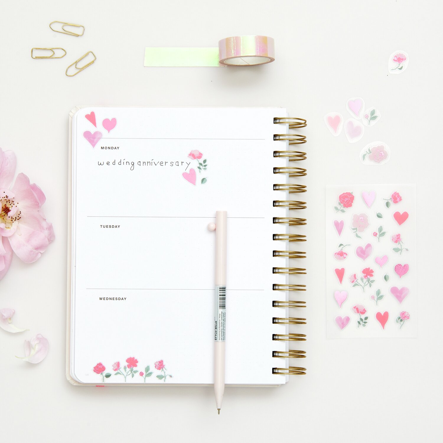 Paper Poetry Foliensticker Herzen/Blumen: Vier Bögen mit rosa und roten Motiven neben einem offenen Notizbuch. Ideal für kreative Dekorationen.