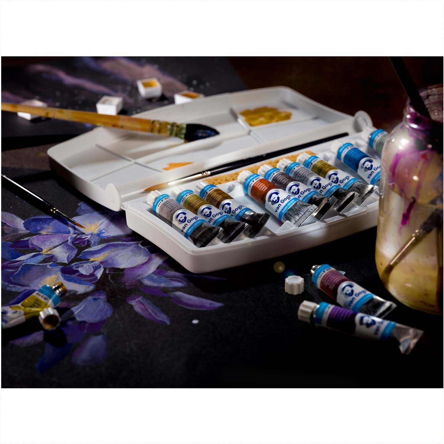 Aquarellfarben-Set Specialty Farben 12x 10ml, van Gogh. Geöffnete Box mit bunten Farbtuben und Pinseln auf einem künstlerischen Hintergrund.