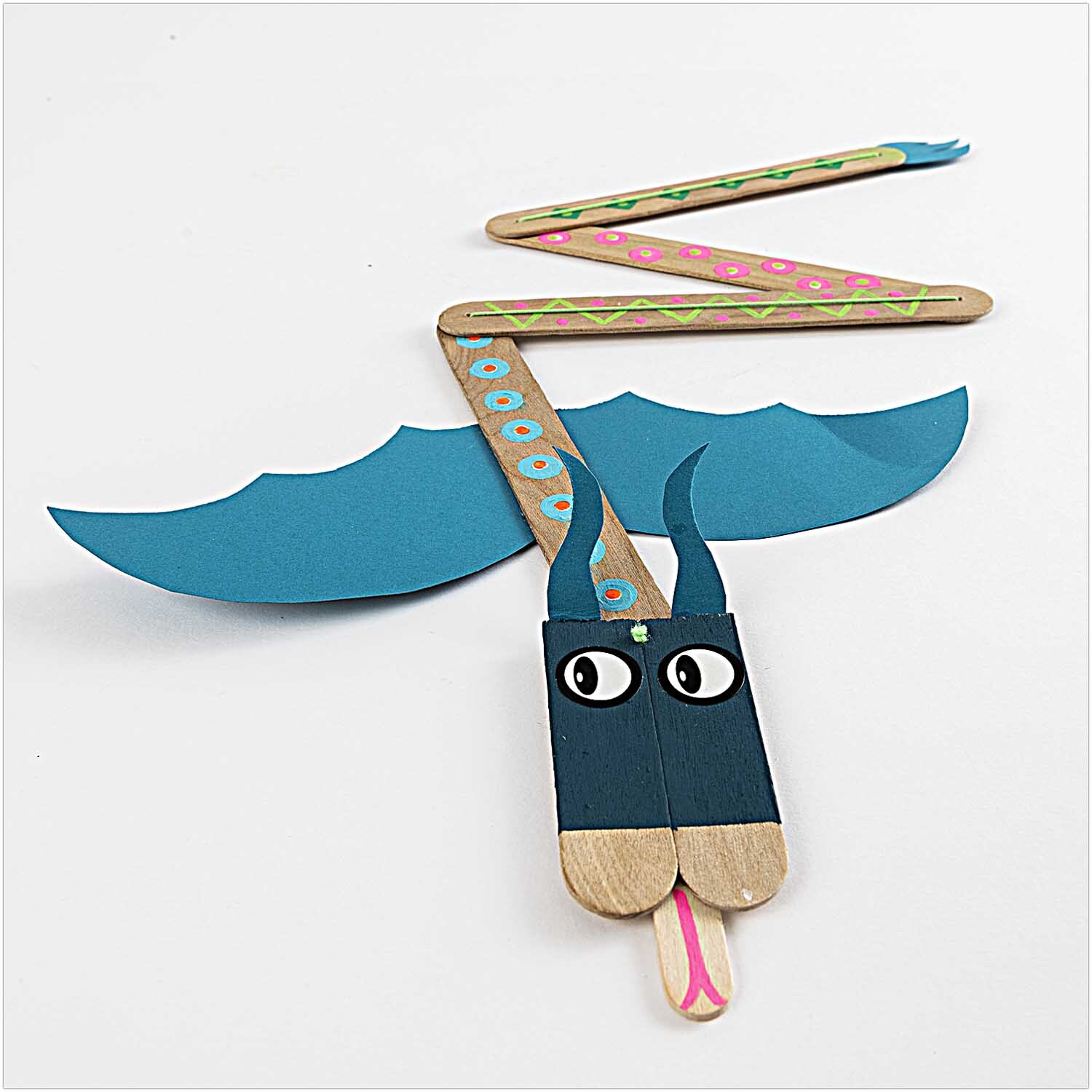 DIY-Holzbastelset: Kreatives Set von Rico Design mit 140 Teilen, um eine bunte Fledermaus zu basteln.