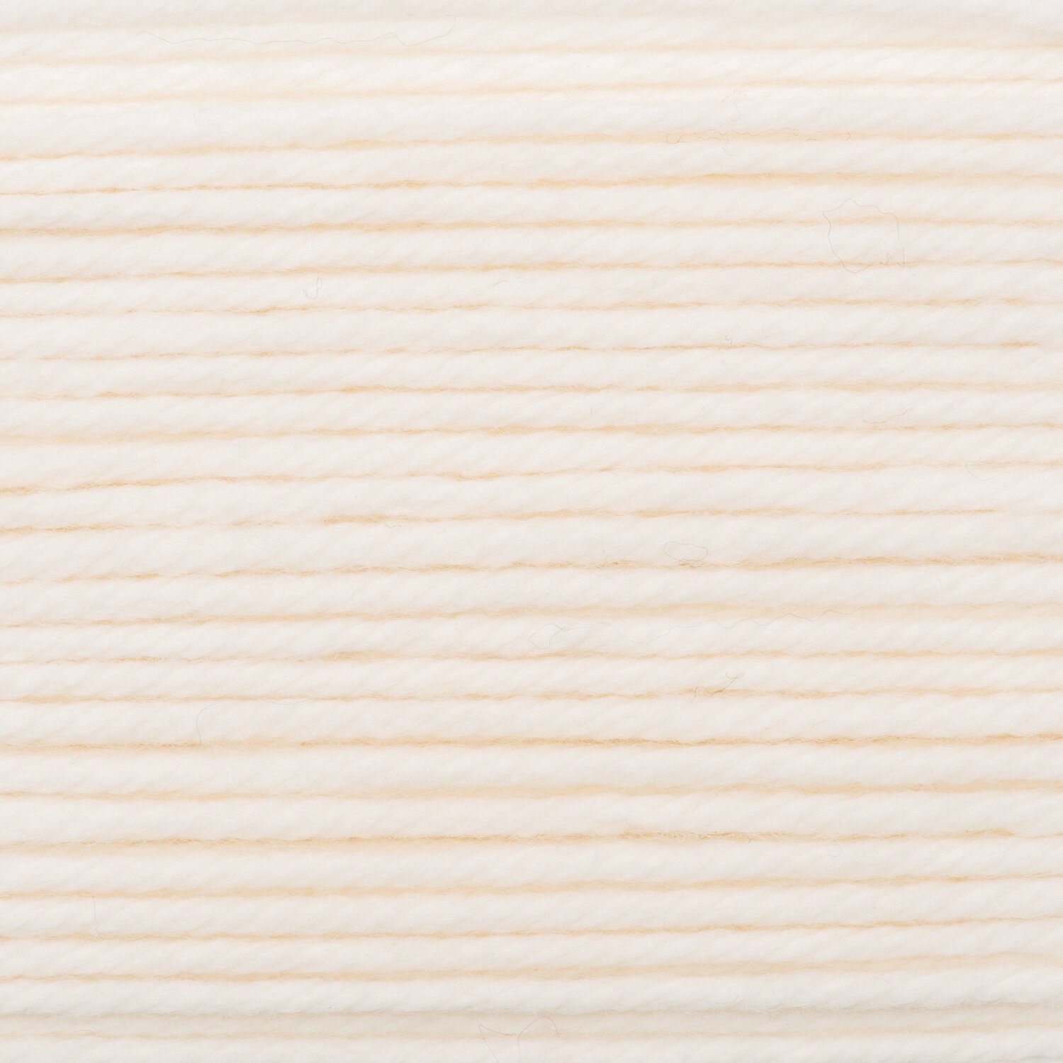 Essentials Mega Wool chunky, Rico Design, weiches dickes Garn in hellem Naturton, Nahaufnahme der Fasern, 100g 115m für warme Strickprojekte
