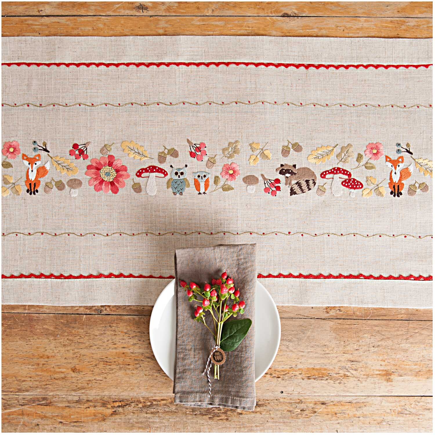 Stickpackung Läufer Waldtiere zeigt Waldtiere und Blumen auf einem Tischläufer von Rico Design.