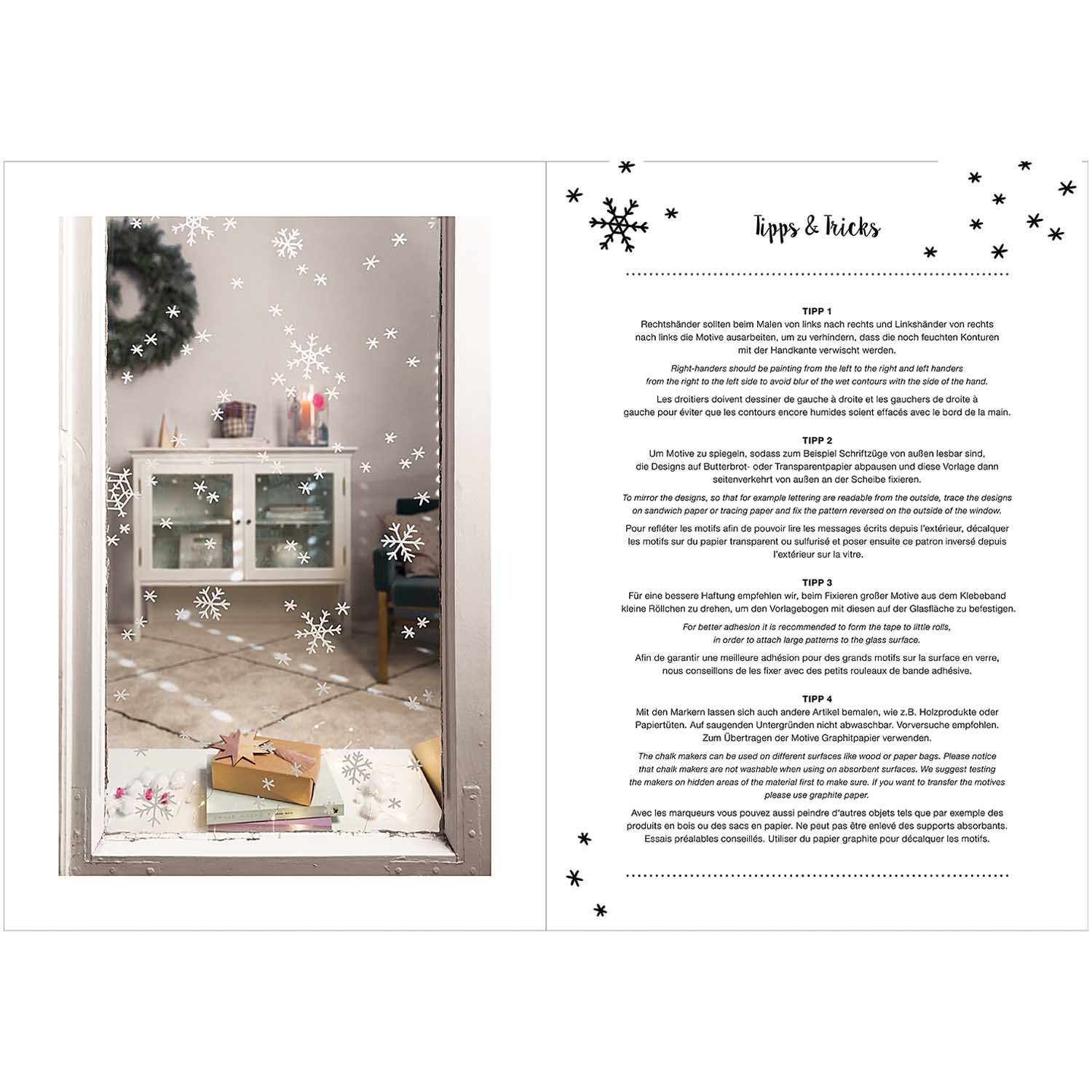 Vorlagenmappe Nostalgic Christmas: Ein weihnachtlich dekoriertes Fenster mit Schneeflockenmotiven, im Hintergrund ein Regal mit Kerzen und Geschenken.