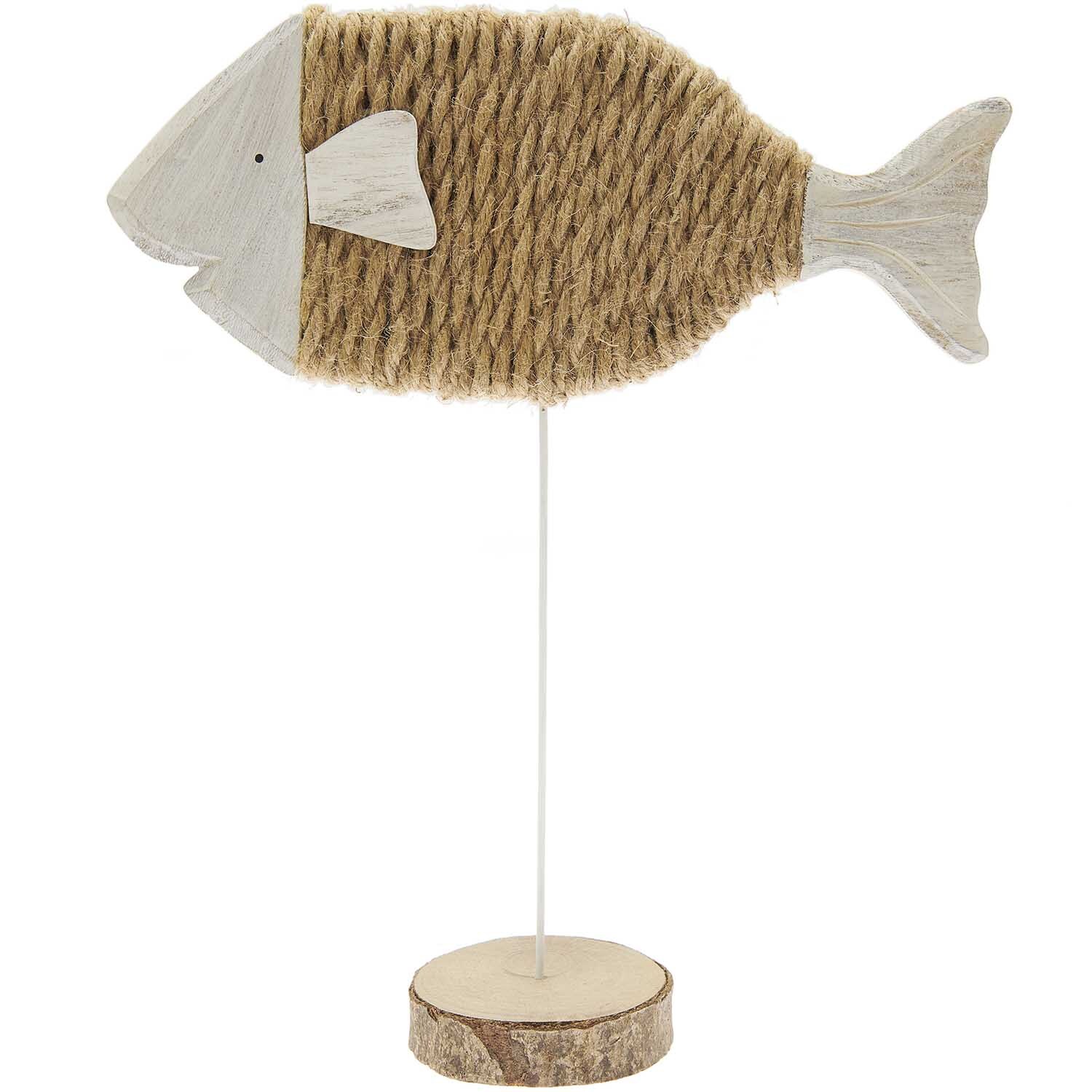 Deko Fisch mit Sisal Holz 26,5x32cm auf Holzständer, naturfarben, von Rico Design. Ideal für maritime Dekorationen.