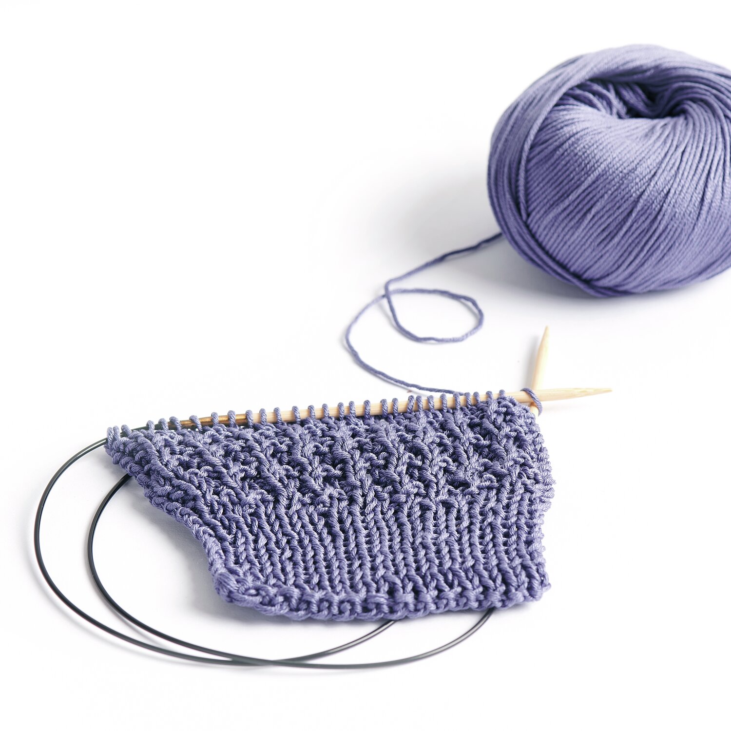 Die Neue Masche Nr. 09 Frühjahr-Sommer: Strickprojekt in Pflaume mit Mille Fili Wolle von Wolle Rödel.