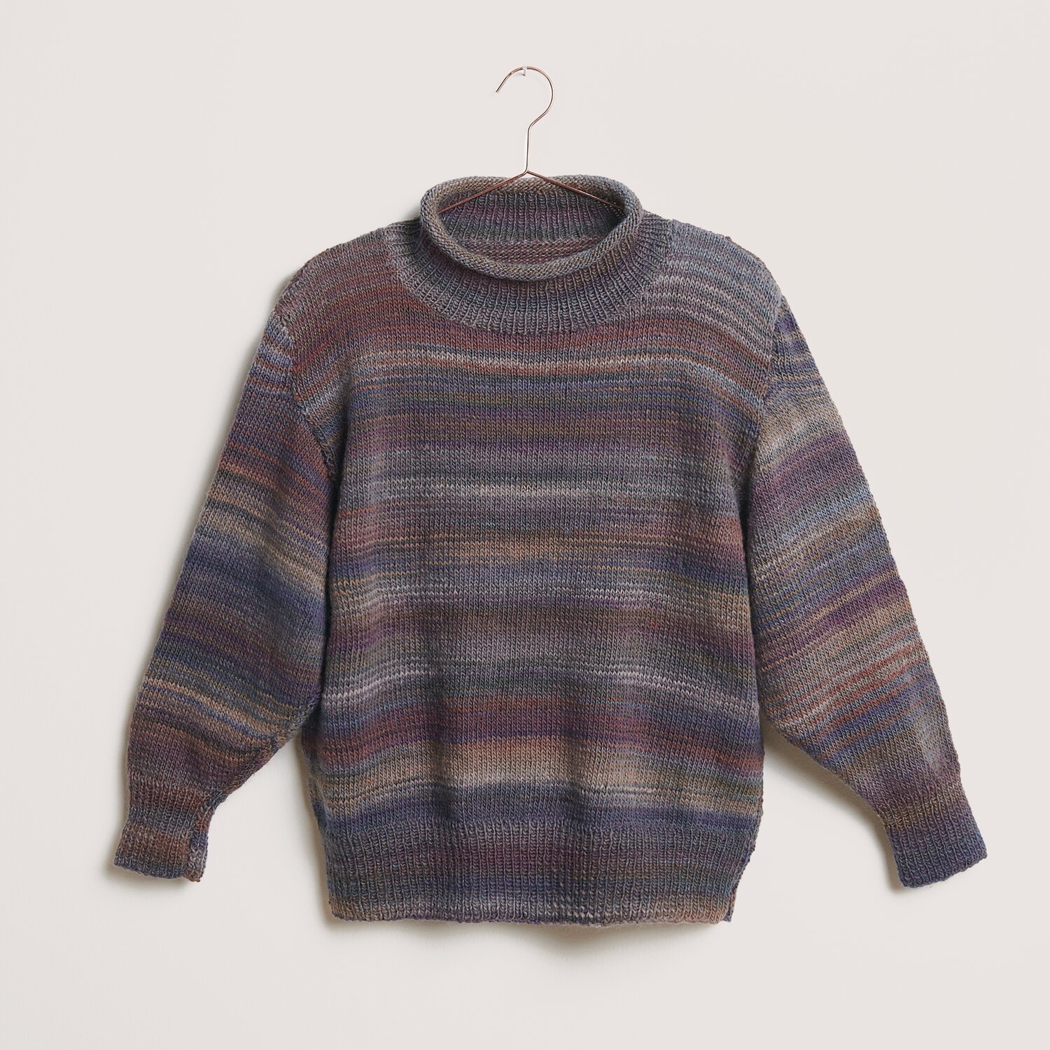 Gestrickter Pullover in dunkelen Tönen