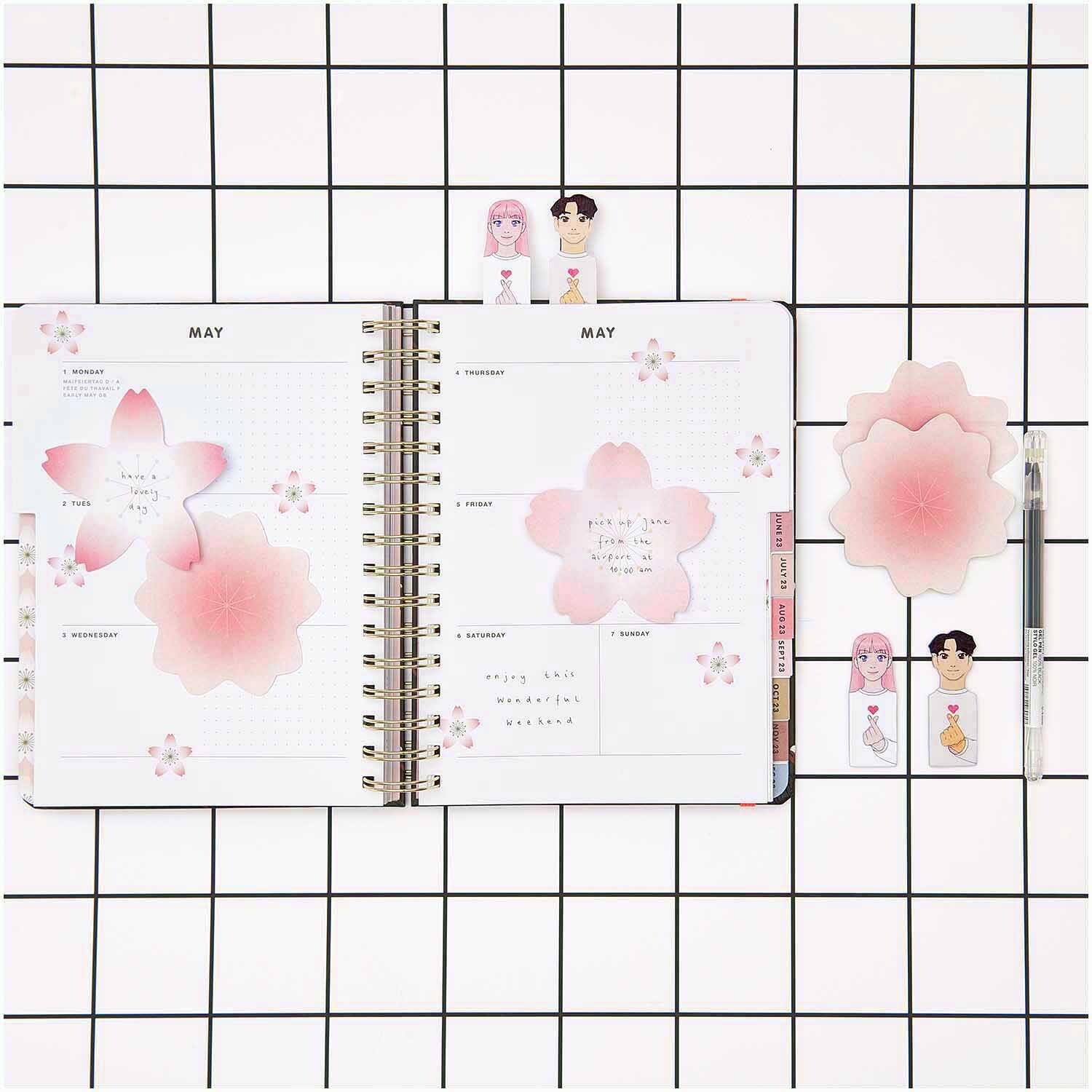 Paper Poetry Haftnotizen Manga in Blütenform auf einem karierten Hintergrund mit Notizbuch und Stift. Ideal für kreative Planer.