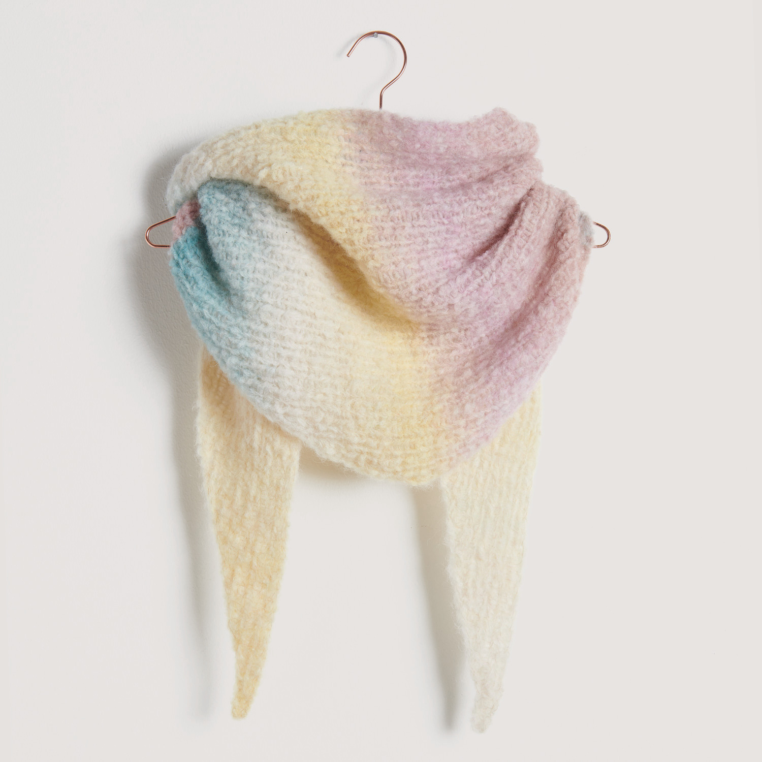 Buntes Dreieckstuch auf grauem Hintergrund – zum Strickset