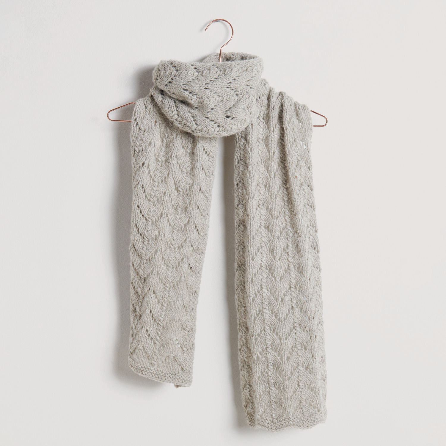 Lochmuster Schal auf grauem Hintergrund – zum Strickset