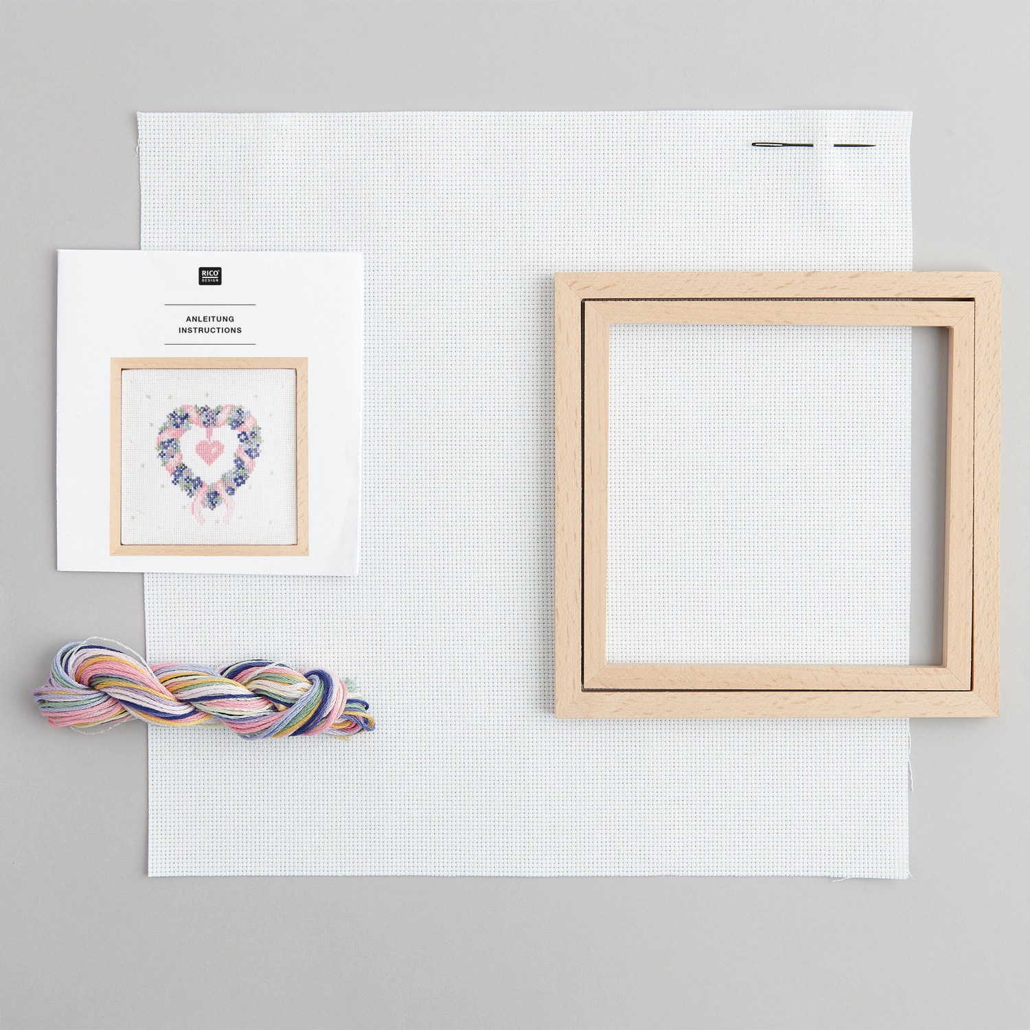 Stickpackung Bild Herzkranz im Dekorahmen zeigt einen Holzrahmen, Garn und Anleitung von Rico Design. Ideal für kreative Handarbeiten.
