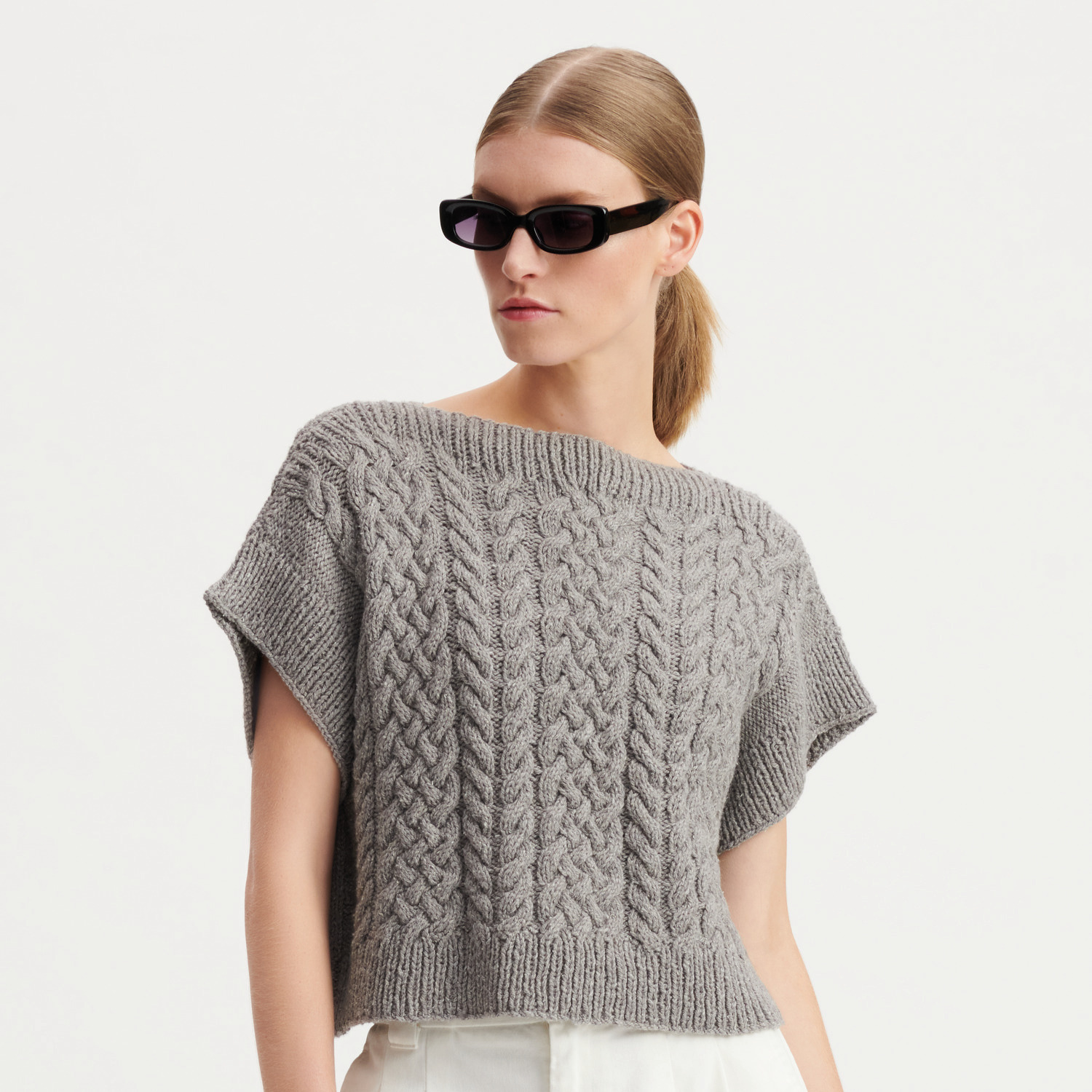 Luxury Natural Silk Blend Strickset Pullunder Modell 25 von Rico Design in elegantem Grau, getragen von einer Frau mit Sonnenbrille.