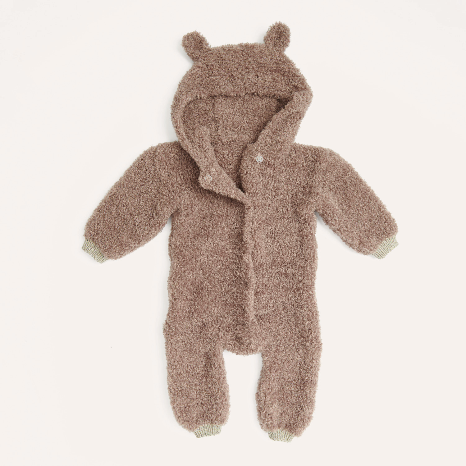 Strickset Overall Modell 22 aus Rico Baby 040: Flauschiger brauner Baby-Overall mit Kapuze und Ohren, ideal für kalte Tage.