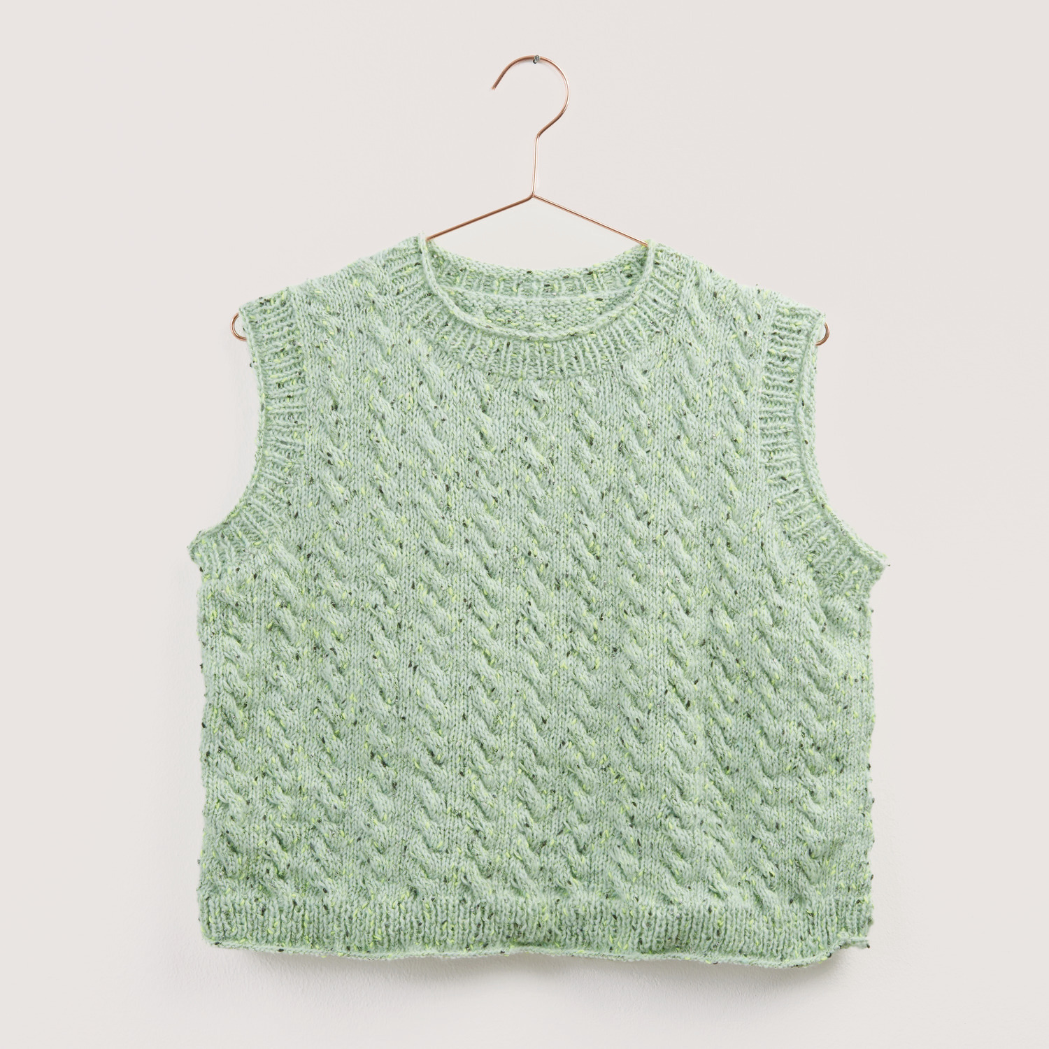 Creative Cotton Fleece dk, gestricktes ärmelloses Oberteil in Mintgrün, präsentiert auf einem Kleiderbügel. Ideal für modische DIY-Projekte.