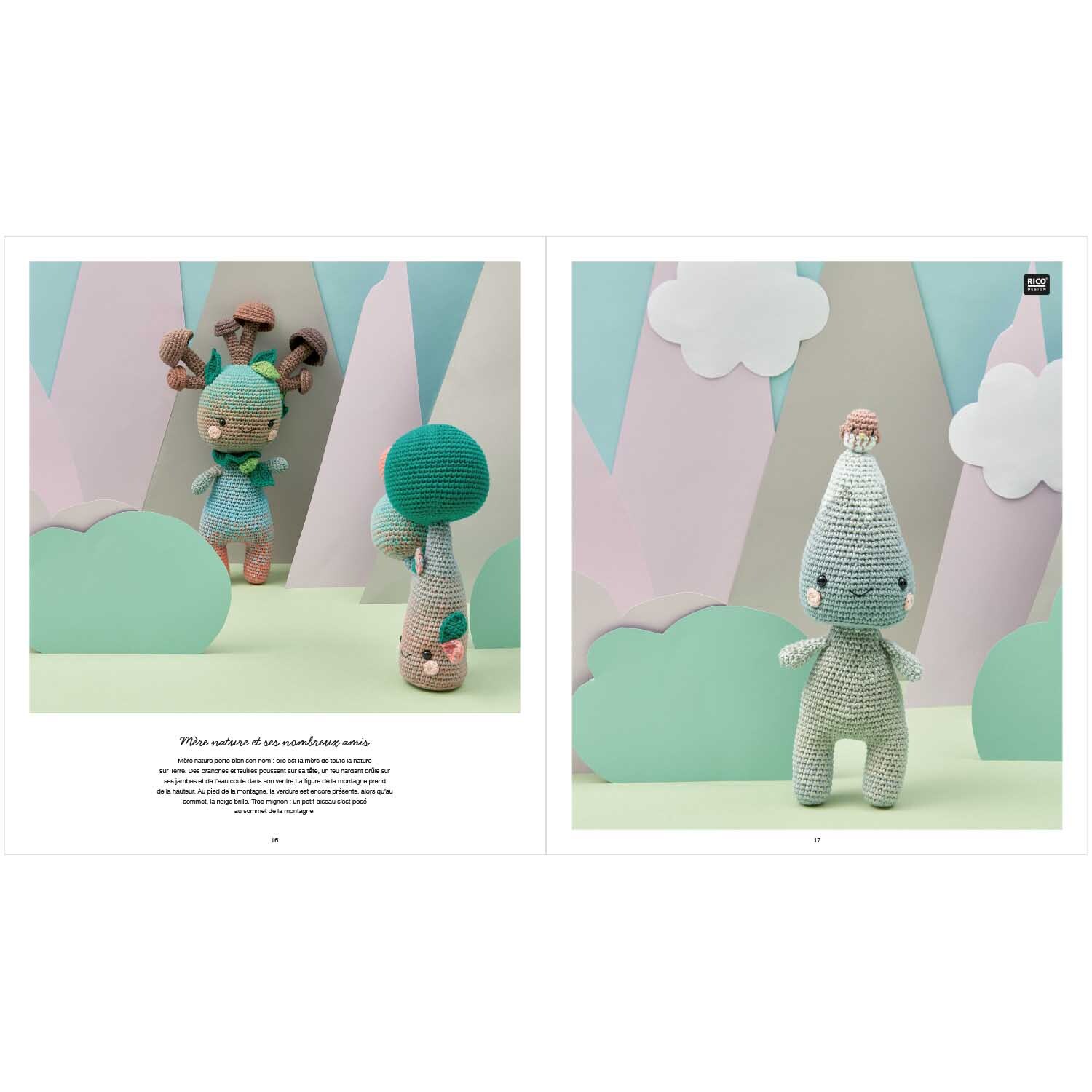 Ricorumi Element Heads französisch: Zwei gehäkelte Figuren vor pastellfarbenem Hintergrund mit Wolken und Bäumen.