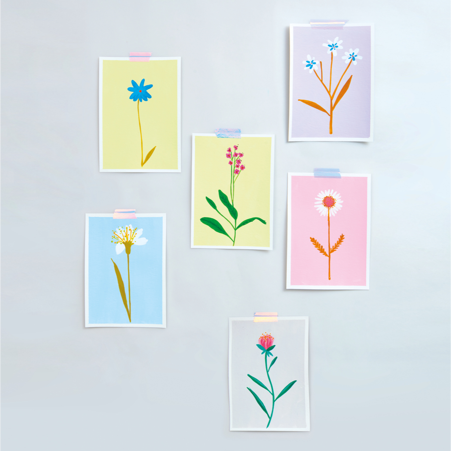 Anleitung Karten gestalten mit Gouache Farben: Sechs bunte Karten mit floralen Designs auf hellem Hintergrund.