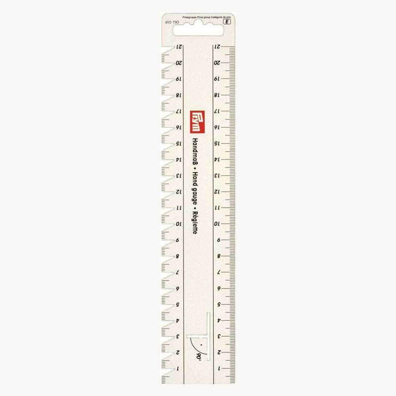Handmaß 21cm: Weißes Lineal von Prym mit klarer Skala und Aufhänger, ideal für präzises Messen.