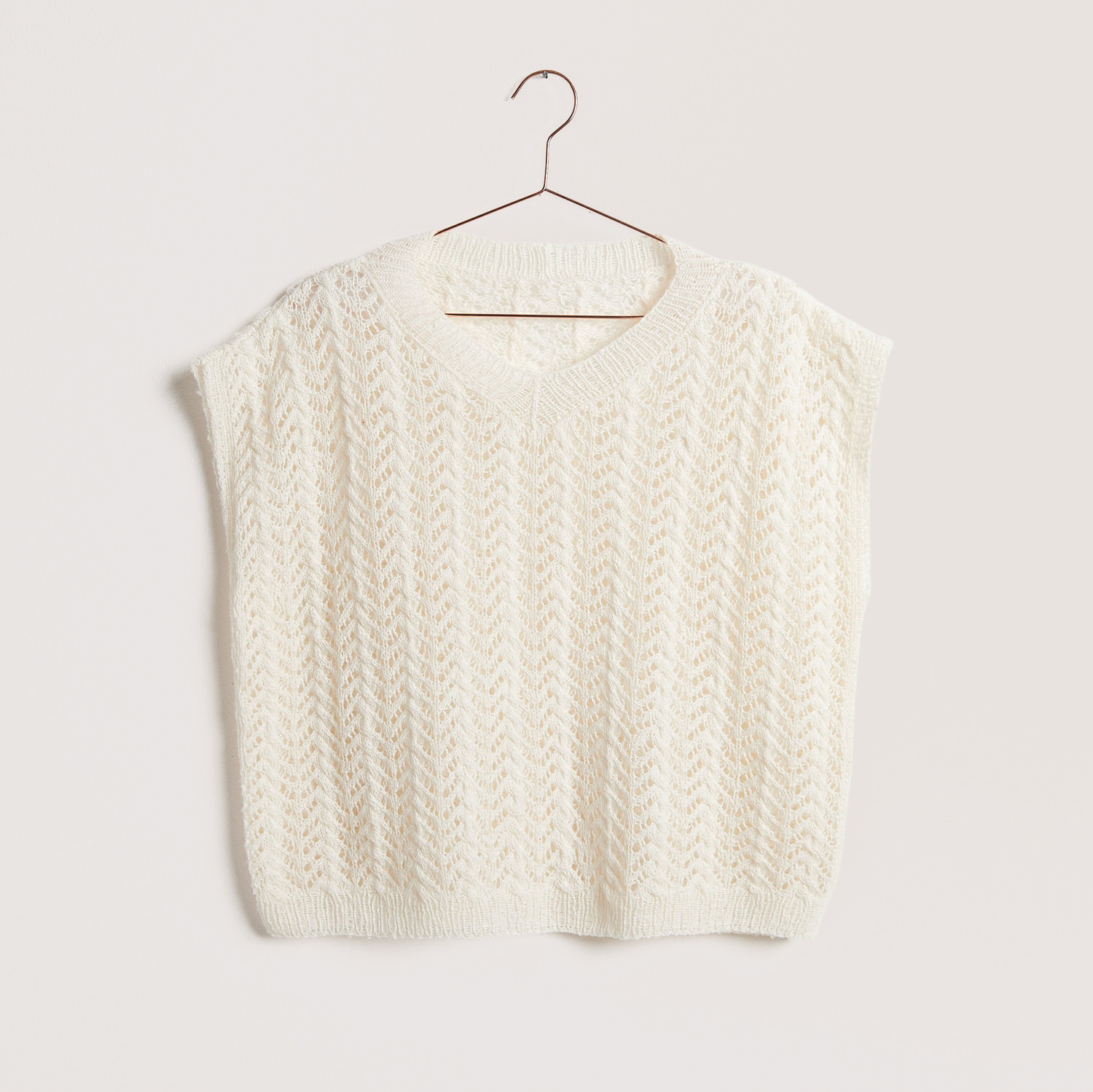 Strickset Shirt Modell 08: Cremefarbenes, gestricktes Oberteil auf einem Kleiderbügel, aus Fashion Cotton Merino Lace.