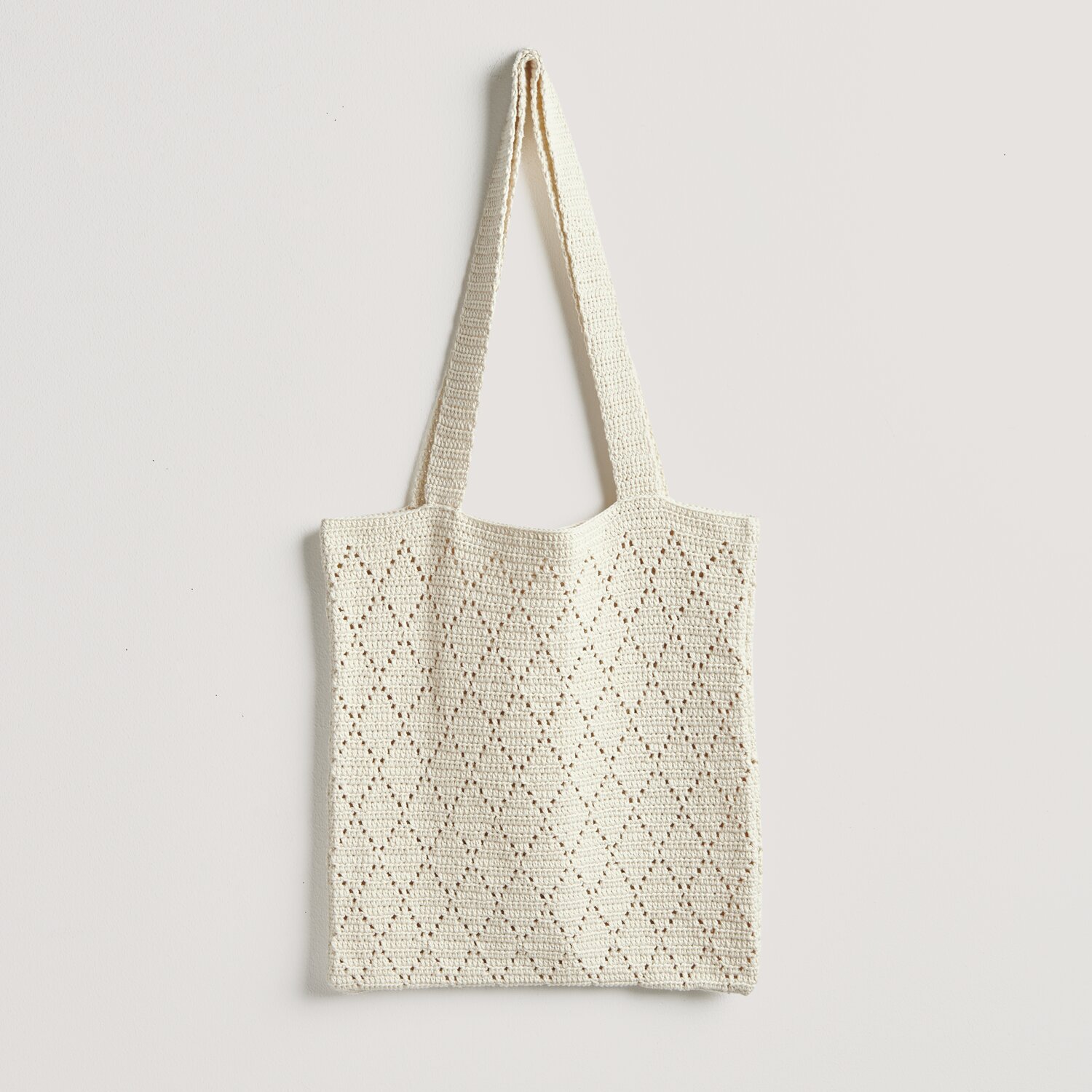 Lovewool No. 20 Frühjahr-Sommer Tasche aus cremefarbenem Baumwollgarn mit Lochmuster von Rico Design. Ideal für den Sommer.