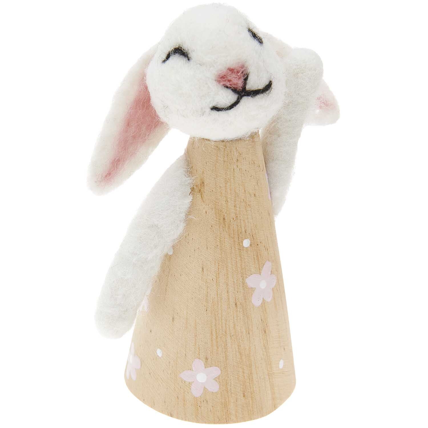 Deko Figur Hase aus Holz mit weißem Plüschkopf, lächelnd, von Rico Design, 6x6x13cm.