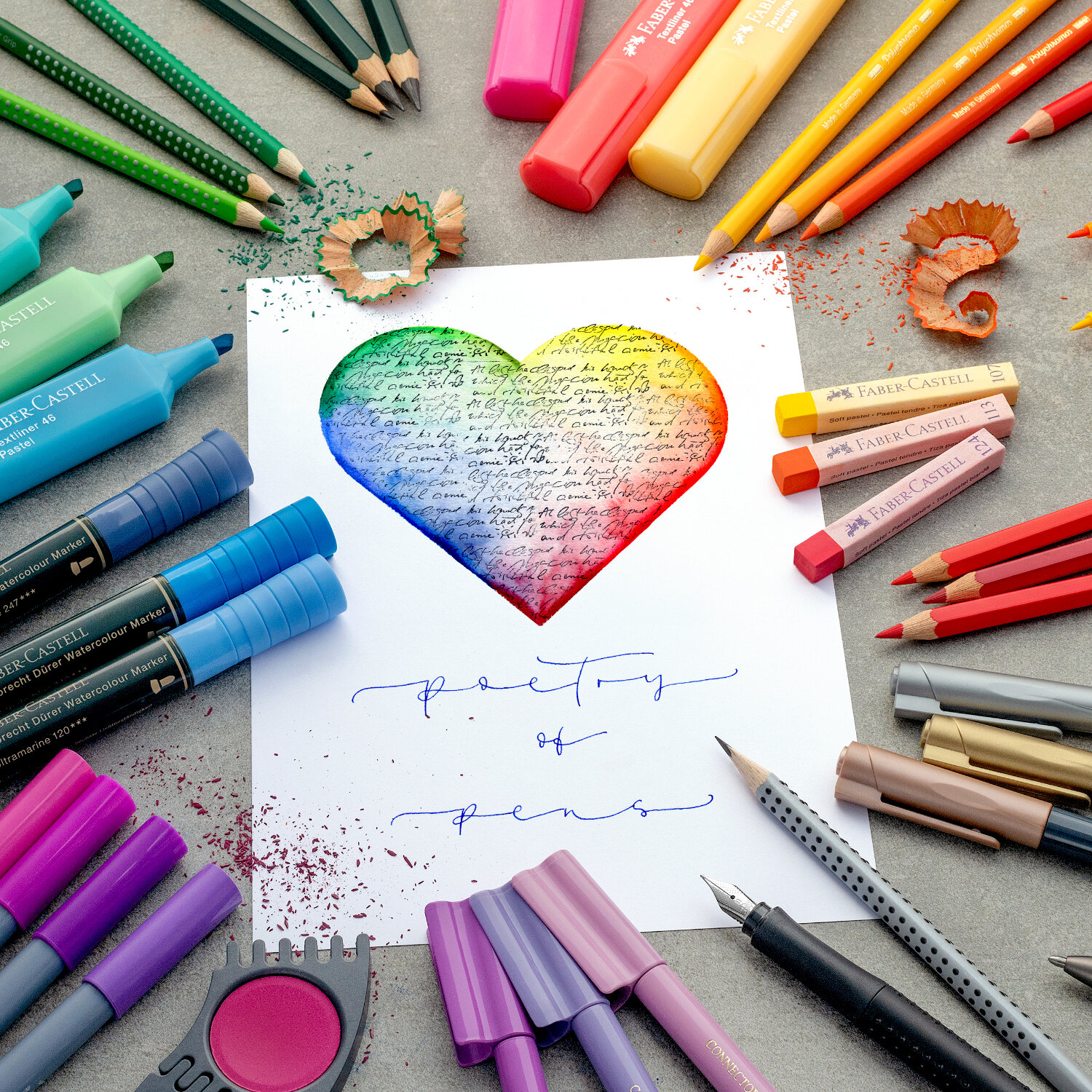 Bleistift Castell 9000 Jumbo von Faber Castell, umgeben von bunten Stiften und einem Herz aus Farben.