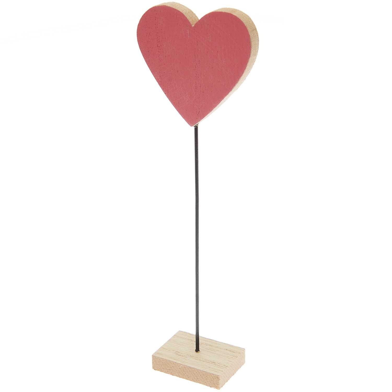 Deko-Aufsteller Herz von Rico Design: Rotes Herz auf Holzsockel, ideal für romantische Dekorationen.