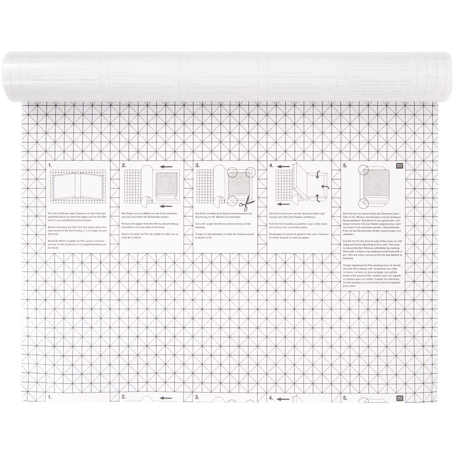 Buchfolie transparent selbstklebend 200x45cm von Rico Design, ausgerollt mit Anleitungen auf kariertem Hintergrund.