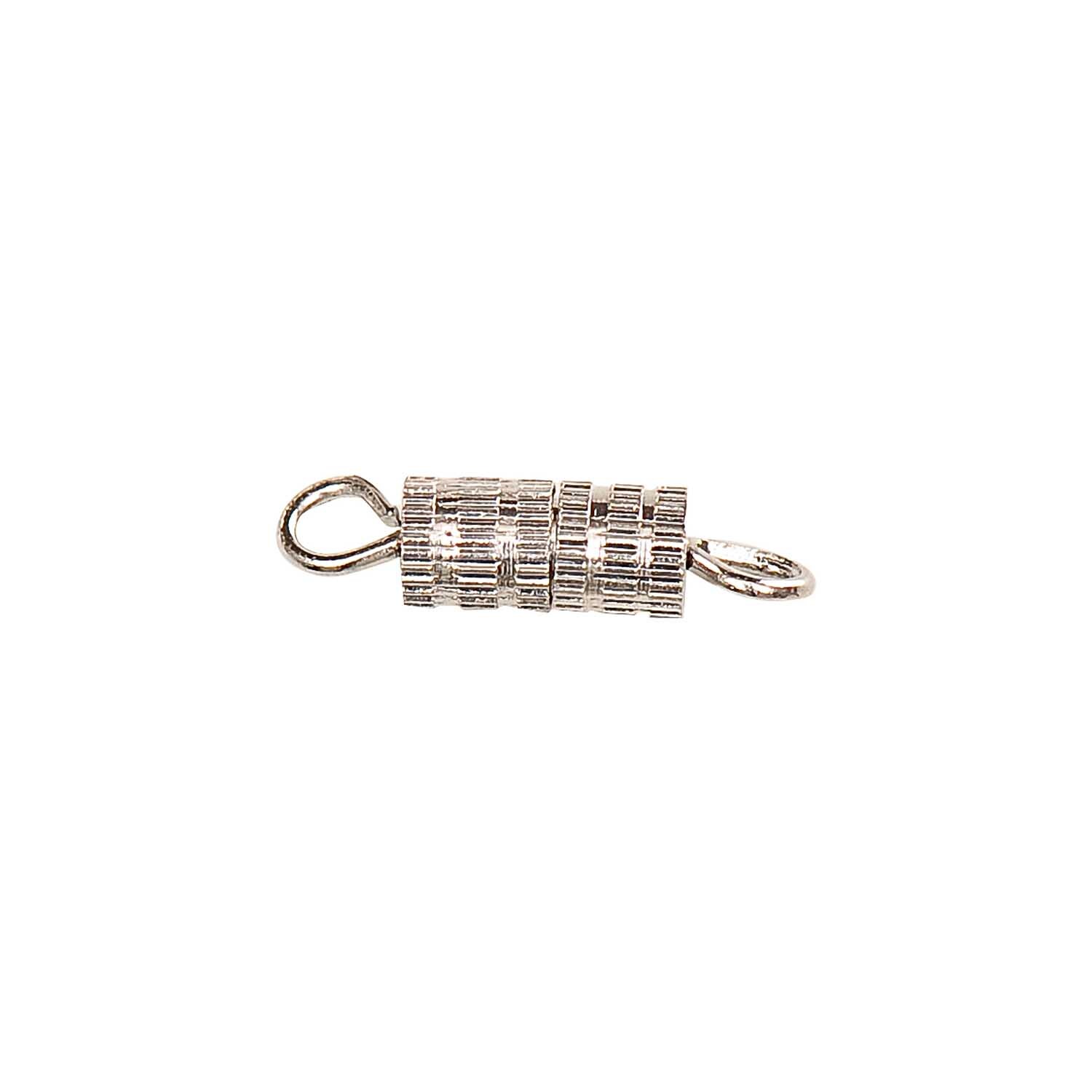 Schraubverschluß silber 13mm von Rico Design: Detailaufnahme eines silbernen Verschlusses mit Ösen. Ideal für Schmuckdesigns.
