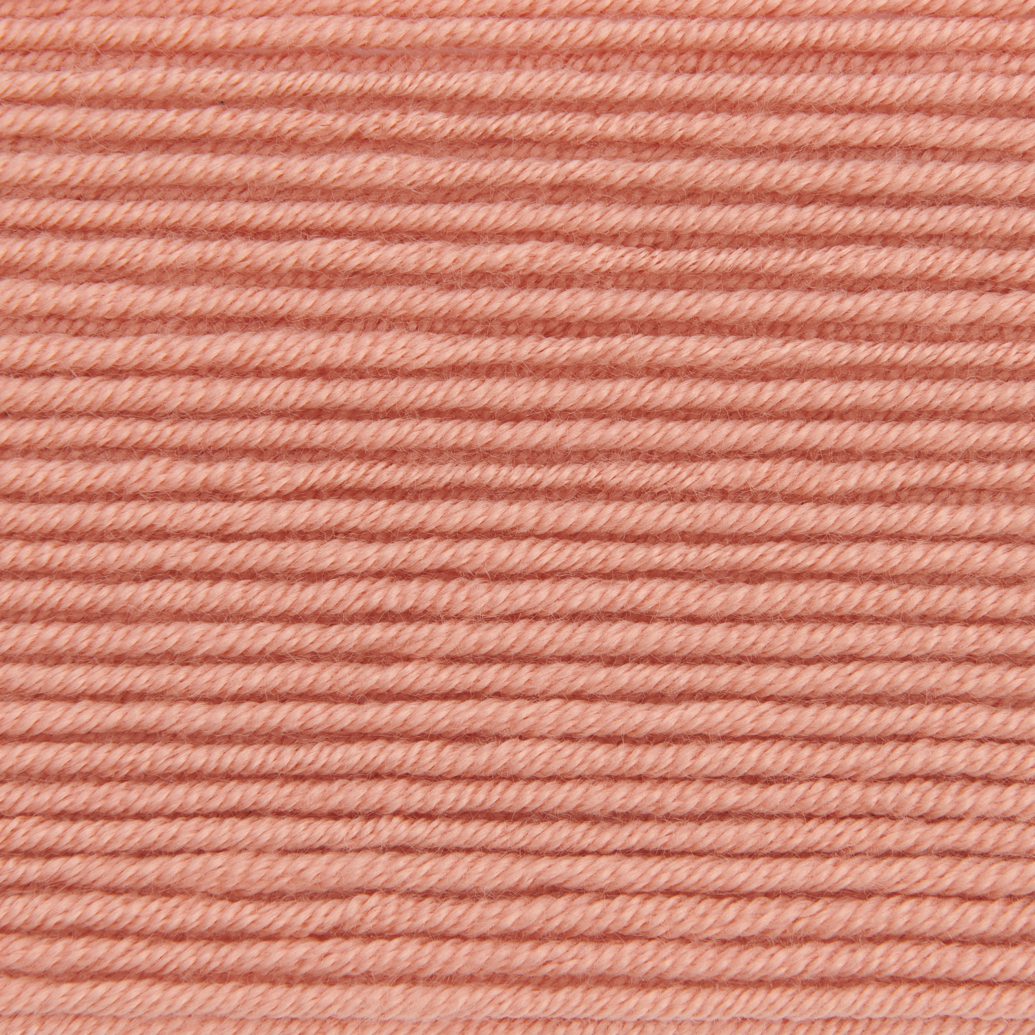 Creative Silky Touch dk: Nahaufnahme von lachsfarbener Wolle von Rico Design, 100g, 220m.