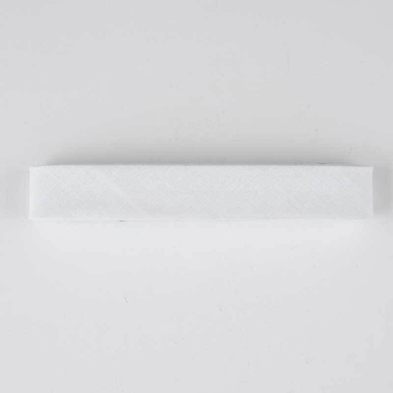Schrägband 20mm 3m in Weiß von Gütermann, aufgerollt auf einem weißen Hintergrund. Ideal für Nähprojekte.
