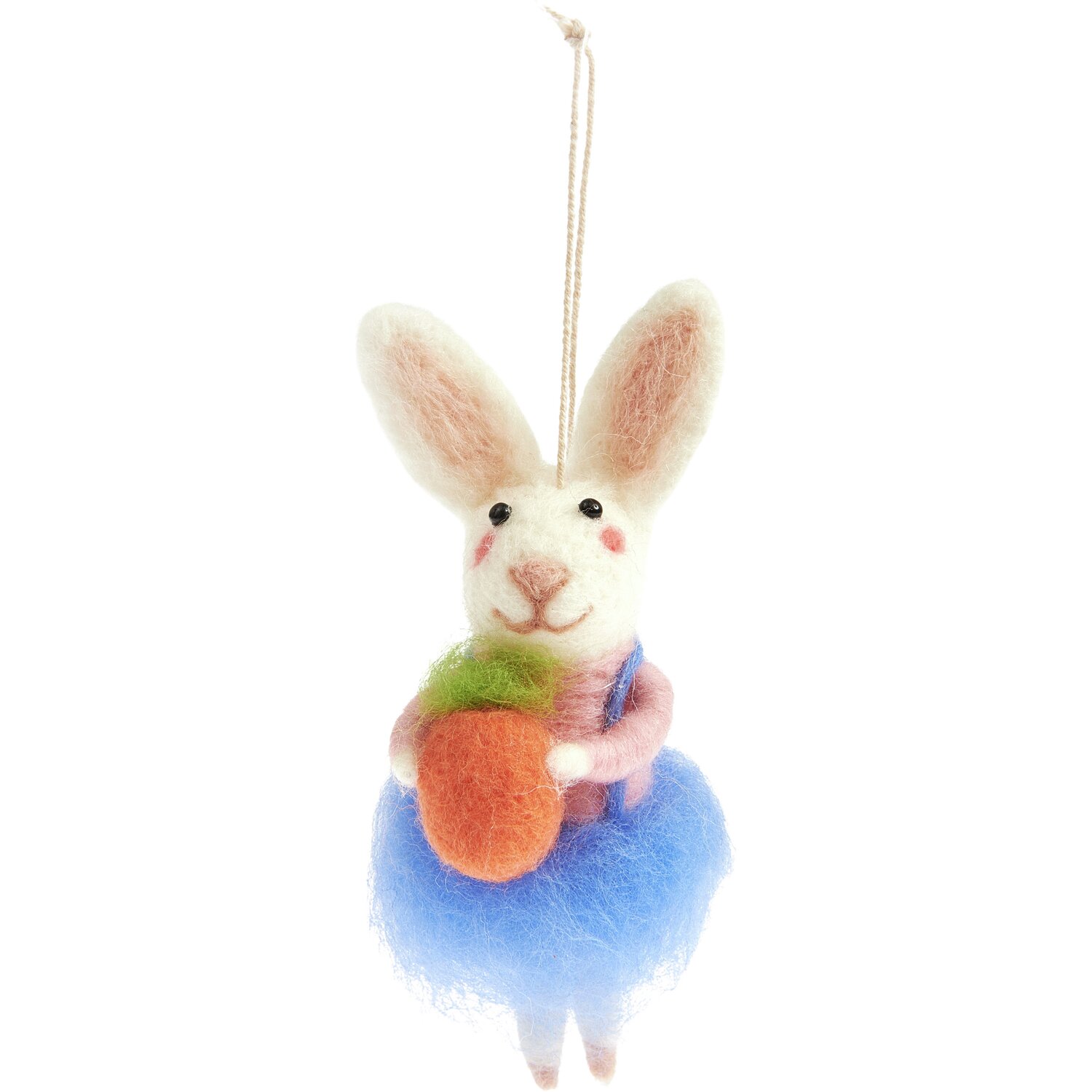 Aufhänger Filz-Hase mit Möhre von Rico Design: Weißer Filzhase mit blauer Kleidung hält eine orange Möhre.