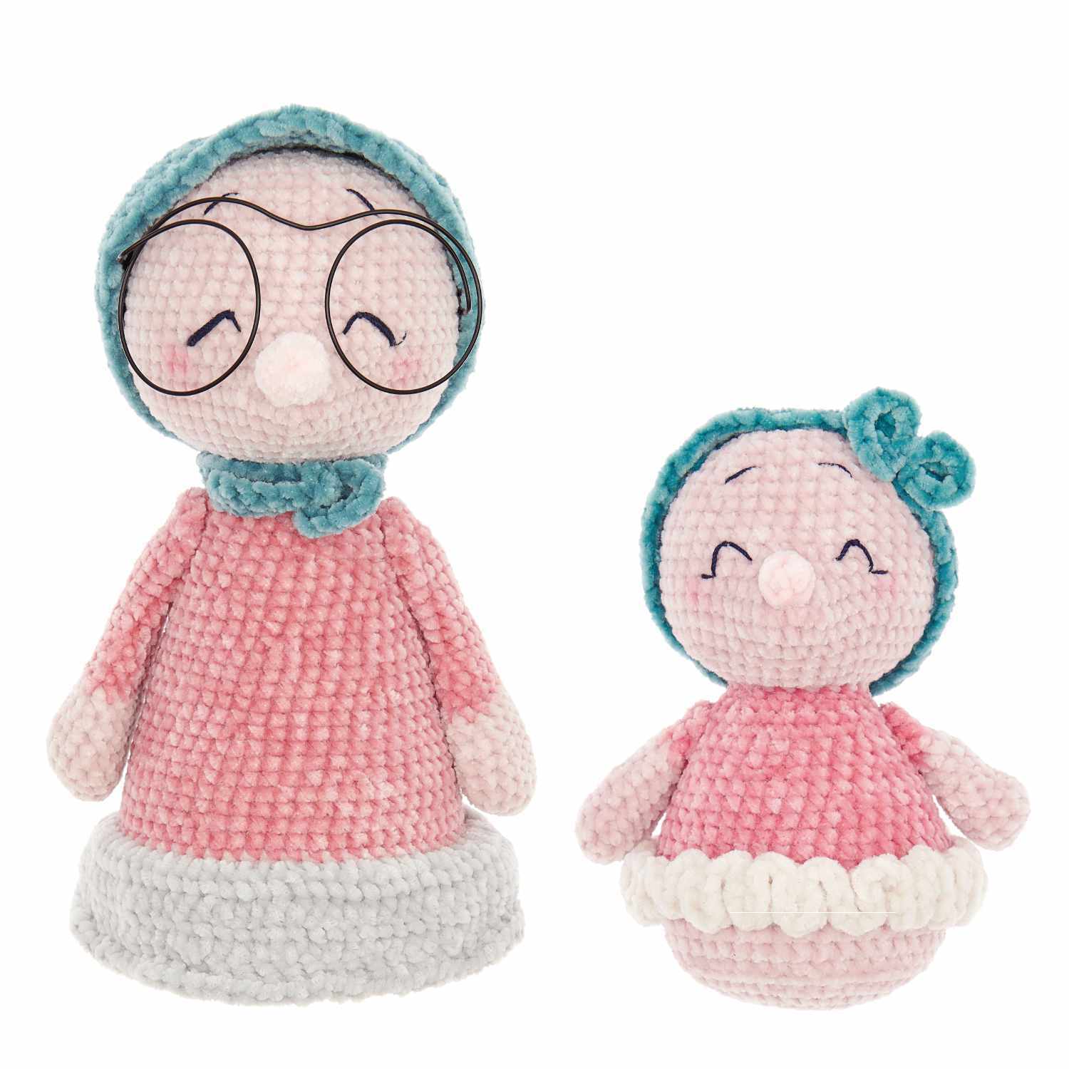 Häkelset Maulwurf-Oma und Marla aus Ricorumi Mini Me: Zwei gehäkelte Figuren in Rosa mit blauen Details, eine größere mit Brille.