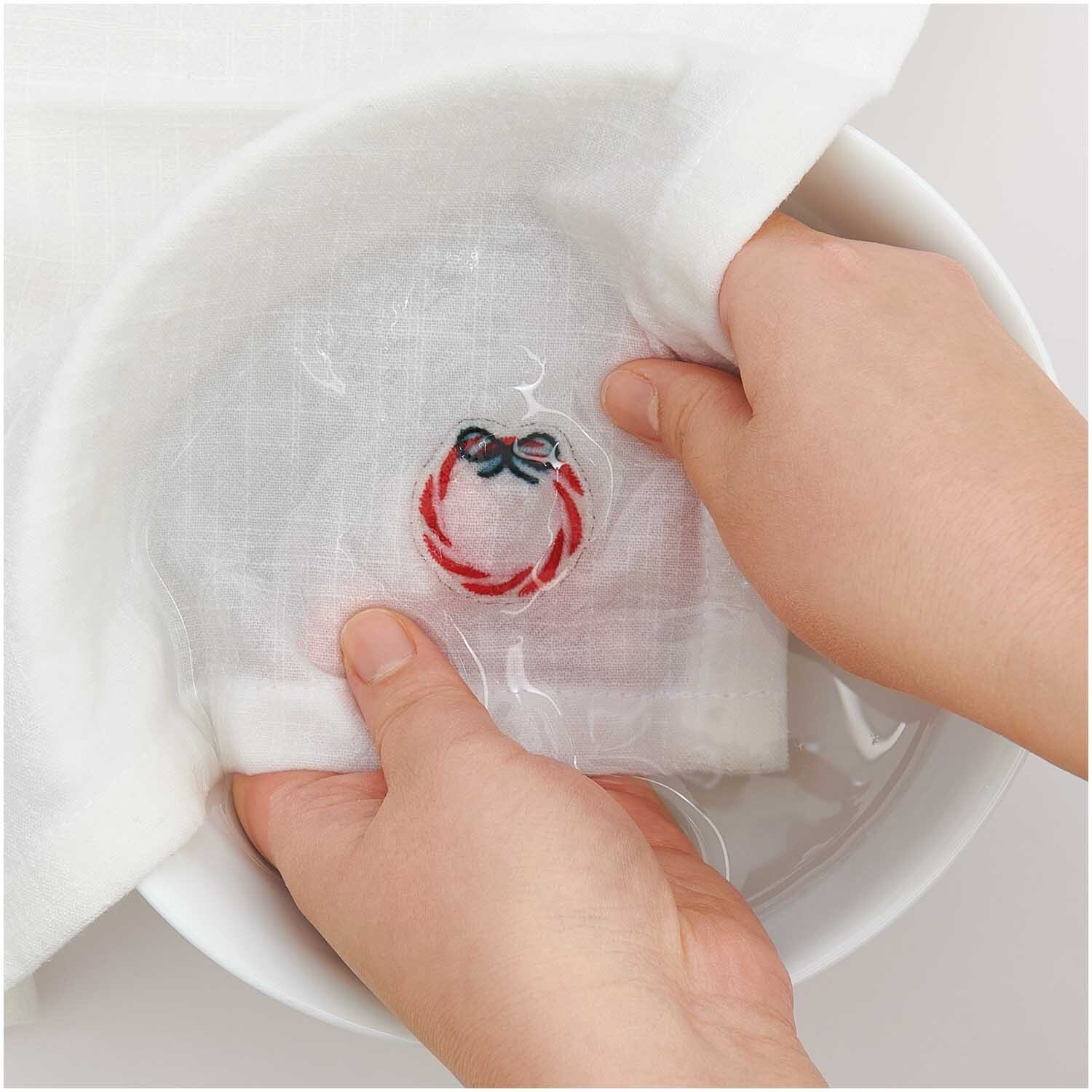 Stick and Stitch Stickpackung Zuckerstange vorgezeichnet: Hände waschen ein besticktes Tuch mit Zuckerstangenmotiv von Rico Design.