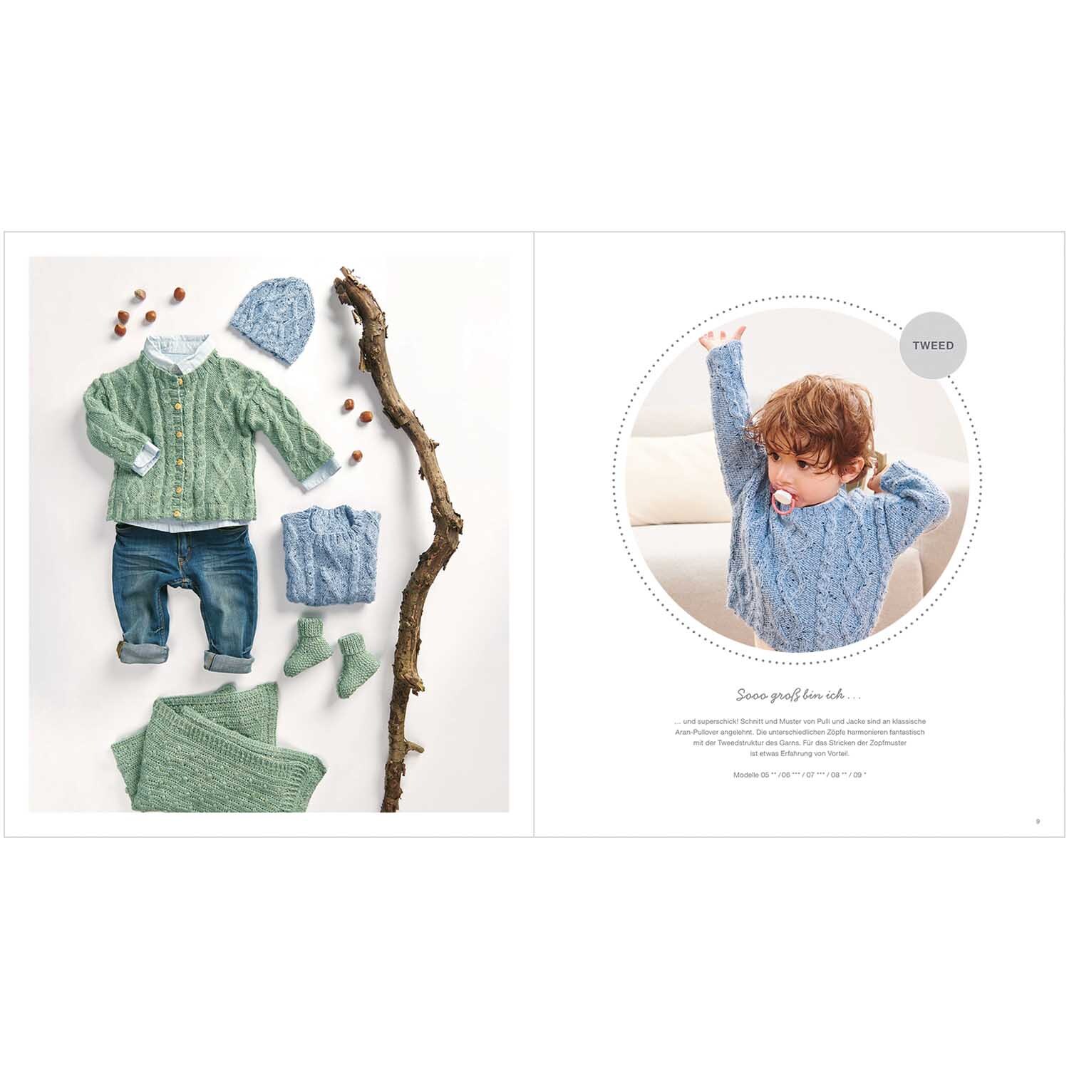Rico Baby Heft Nr.32 zeigt gestrickte Kinderkleidung in Grün und Blau, inklusive Pullover und Mütze. Ein Kind trägt einen blauen Pullover.