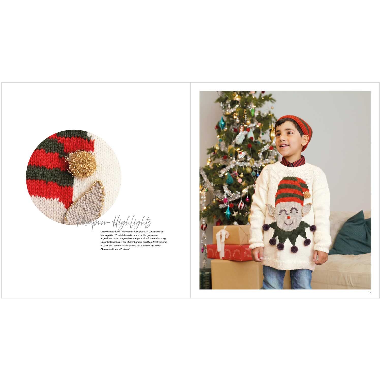 Christmas Jumper: Kind trägt einen festlichen Pullover mit Weihnachtsmotiv vor einem geschmückten Baum.