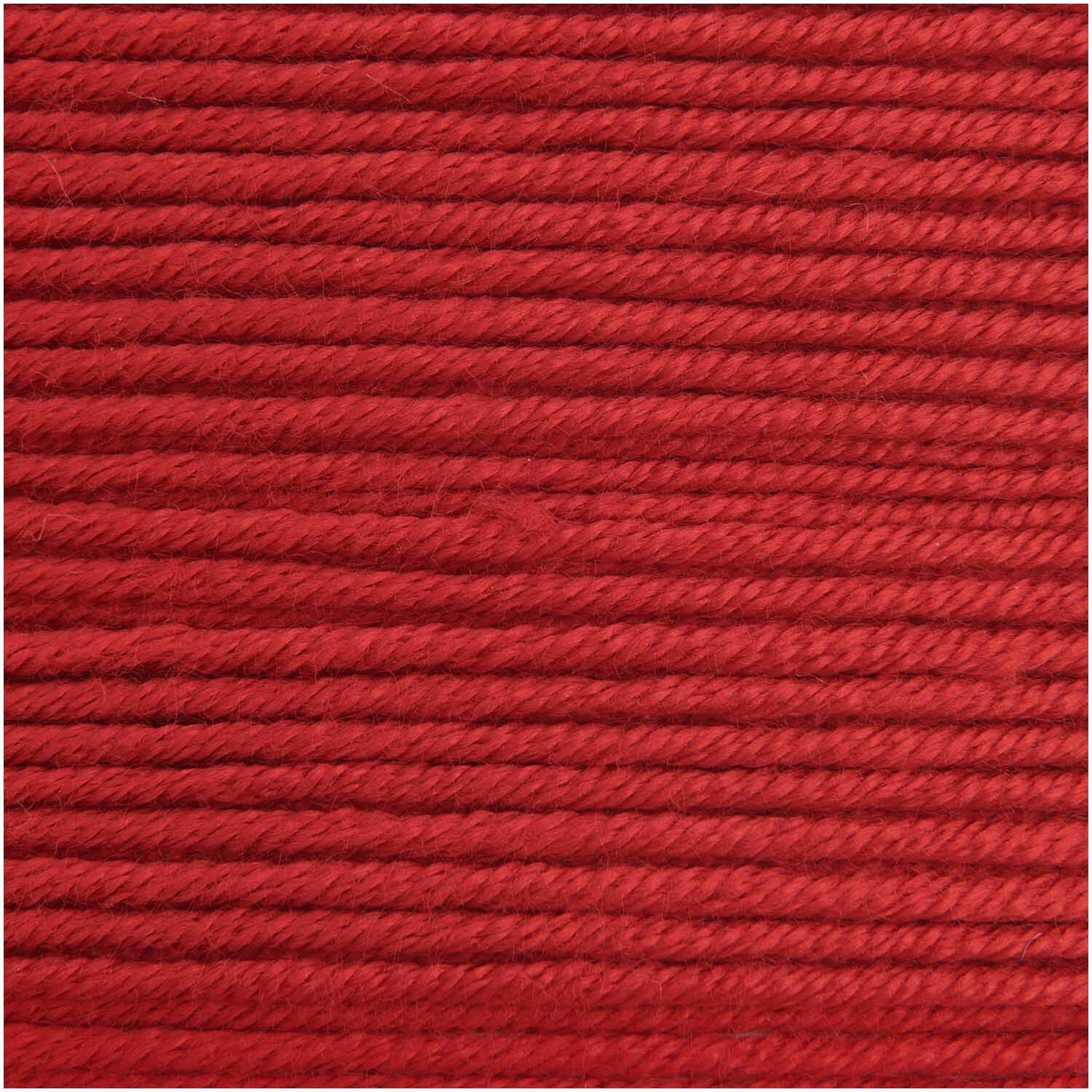 Creative Silky Touch dk, Himbeere: Nahaufnahme von weicher, roter Wolle von Rico Design, 100g 220m.